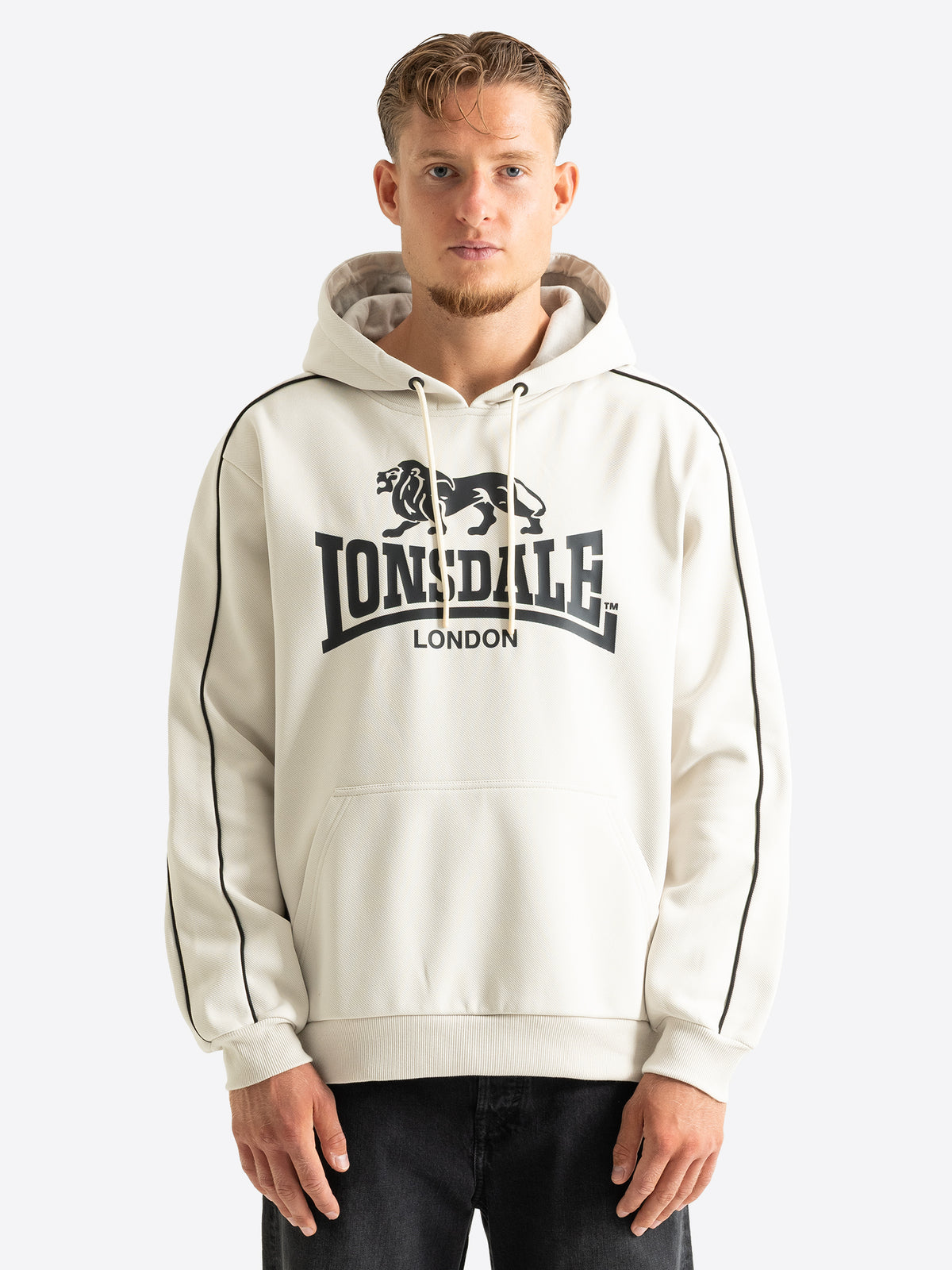 Lonsdale Herren-Hoodie in Off-White mit grossem schwarzem Logo auf der Brust.