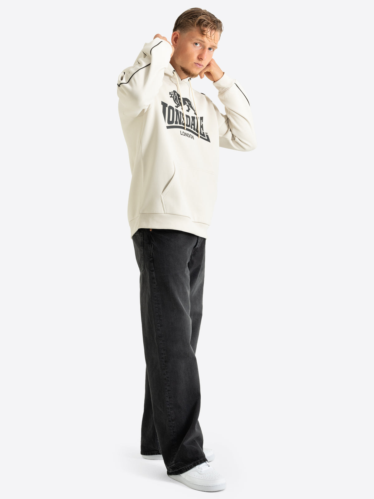 Lonsdale Herren-Hoodie in Off-White mit grossem schwarzem Logo auf der Brust.