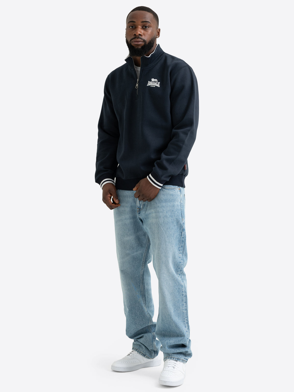 Lonsdale Herren-Sweatshirt in Dark Navy mit Half-Zip und kleinem Logo auf der Brust.
