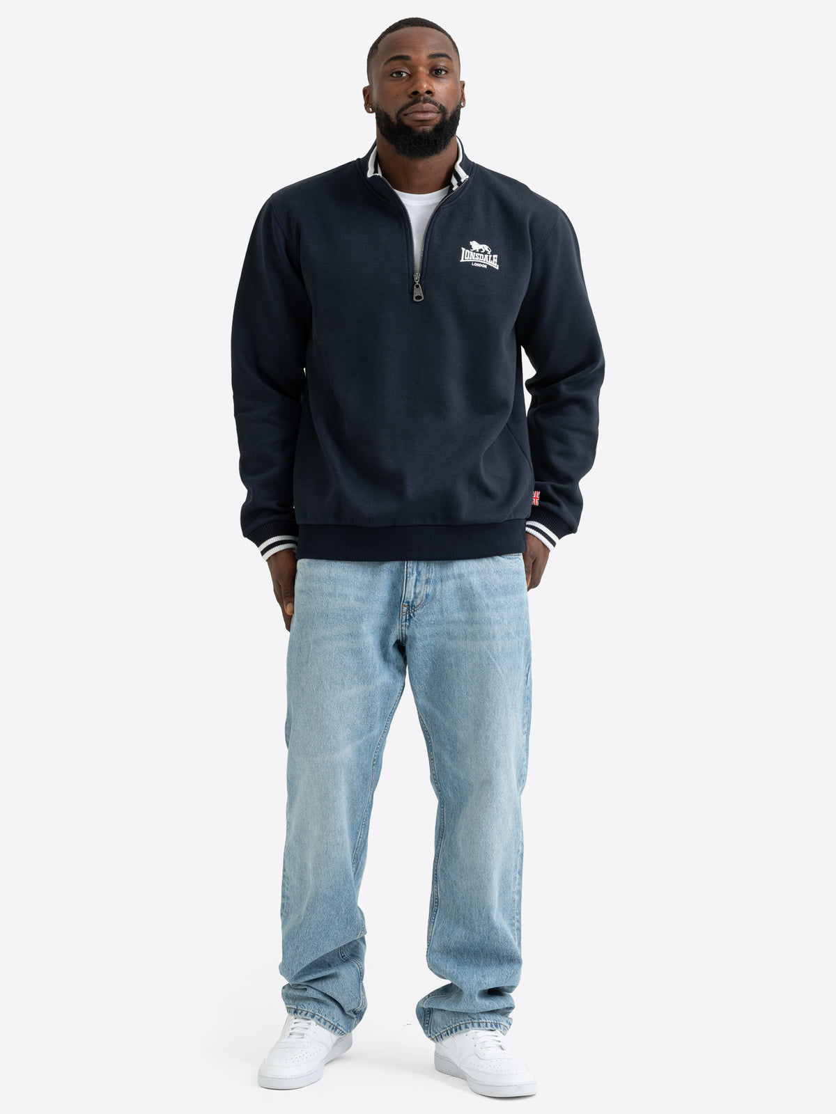 Lonsdale Herren-Sweatshirt in Dark Navy mit Half-Zip und kleinem Logo auf der Brust.