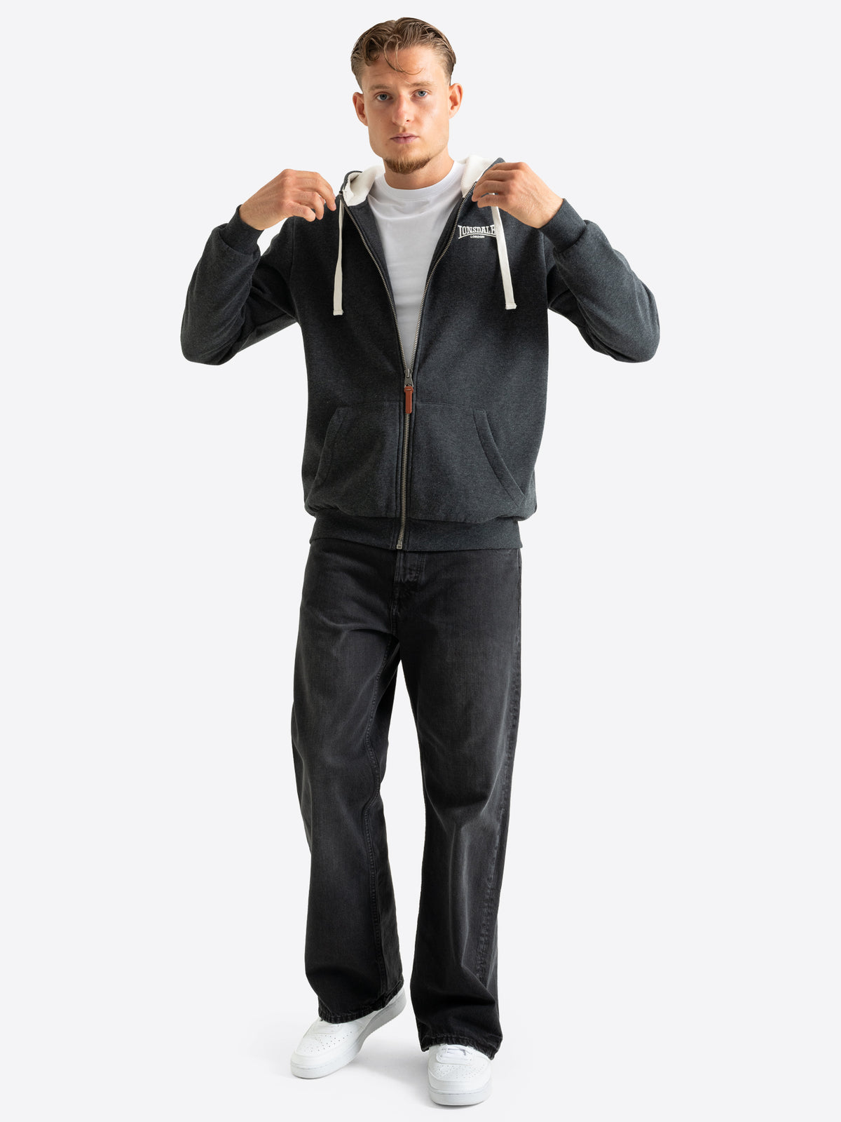 Anthrazitfarbene Lonsdale Herren-Kapuzensweatjacke mit Reissverschluss und Logo-Stick.