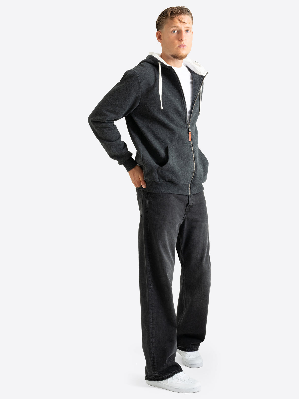 Anthrazitfarbene Lonsdale Herren-Kapuzensweatjacke mit Reissverschluss und Logo-Stick.
