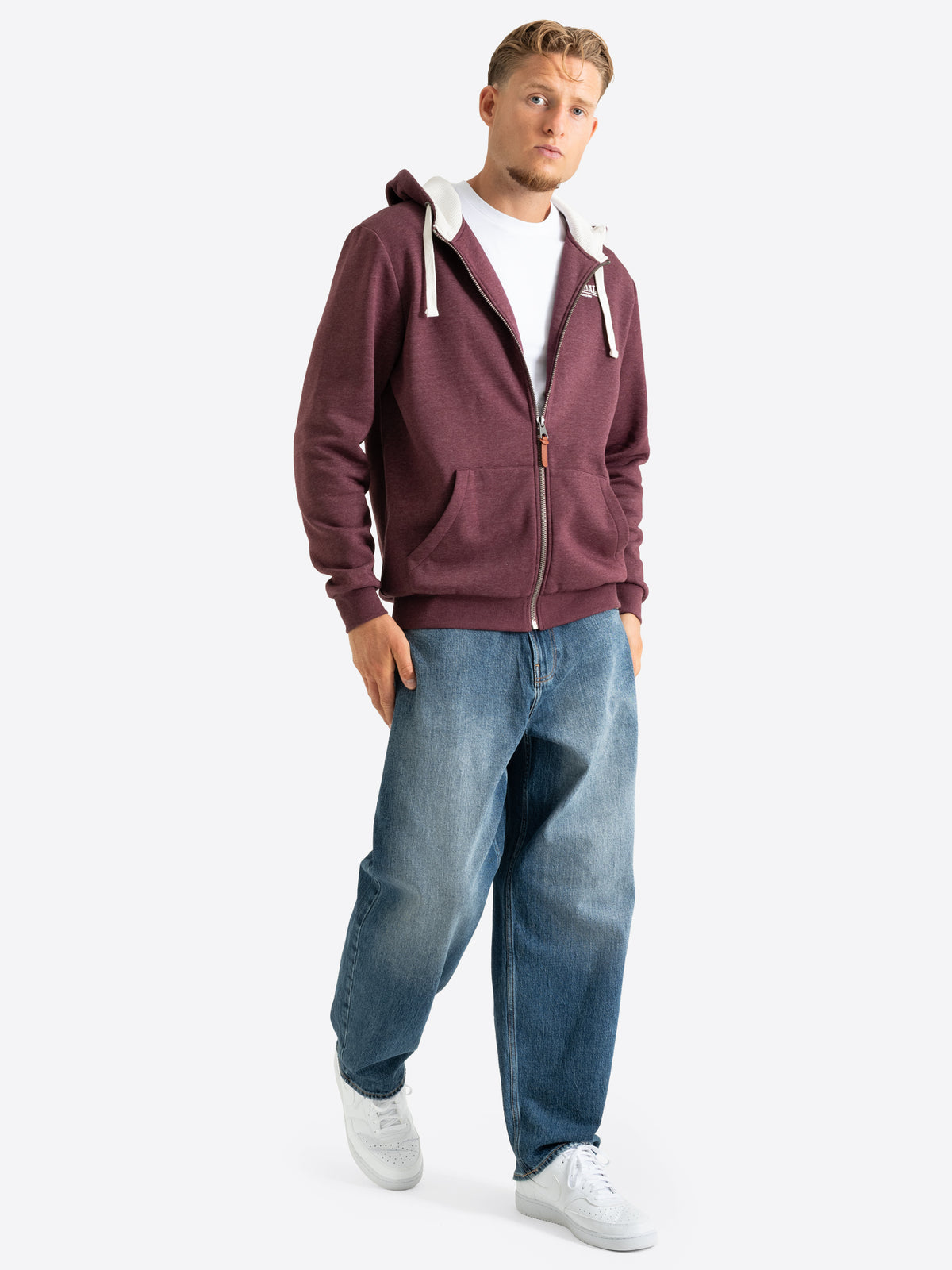 Weinrote Lonsdale Herren-Kapuzensweatjacke mit Reissverschluss und Logo-Stick.
