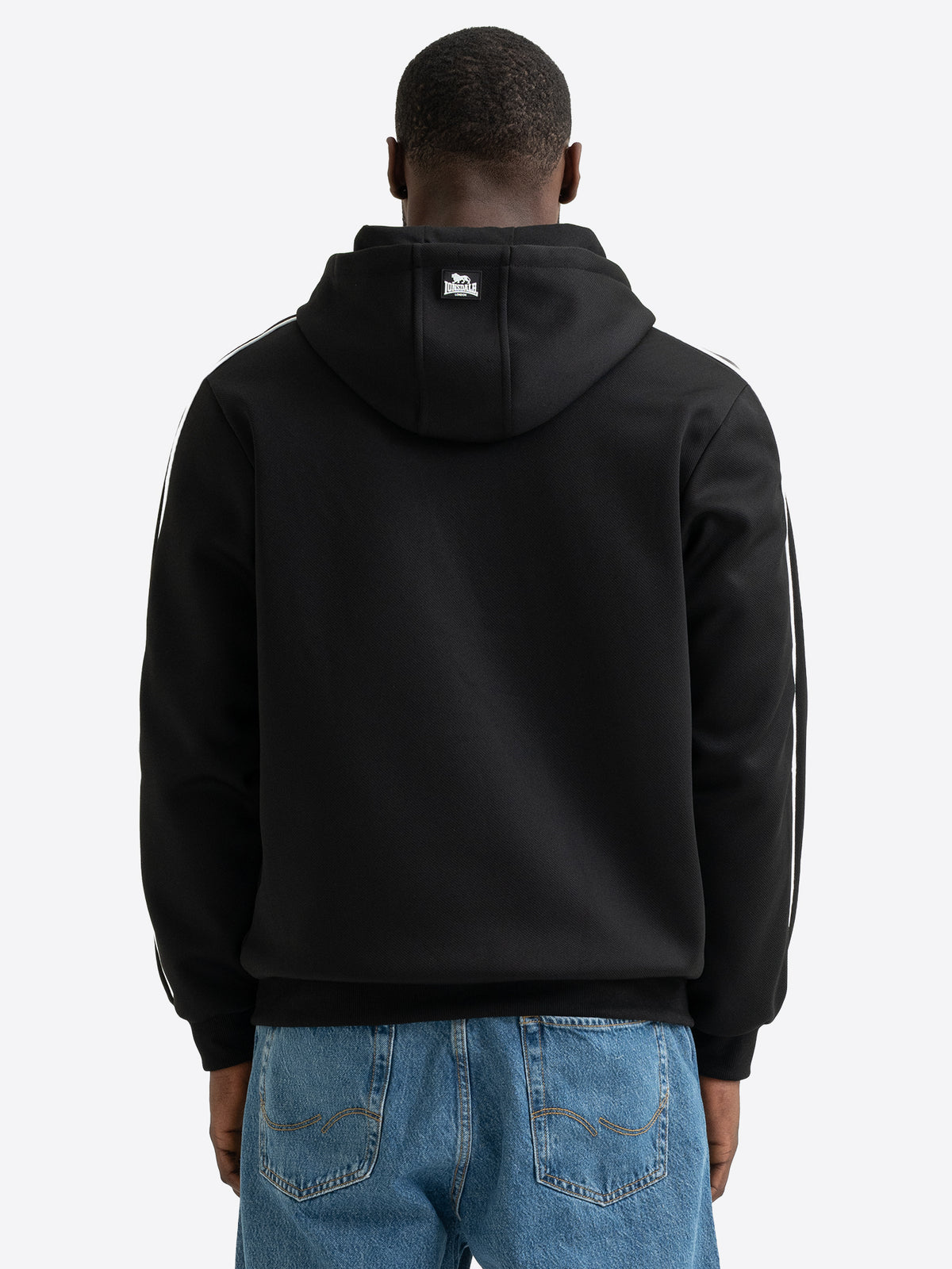 Rückansicht der schwarzen Lonsdale Herren-Kapuzensweatjacke mit 3D-Badge auf der Kapuze und durchgehenden weissen Paspeln.
