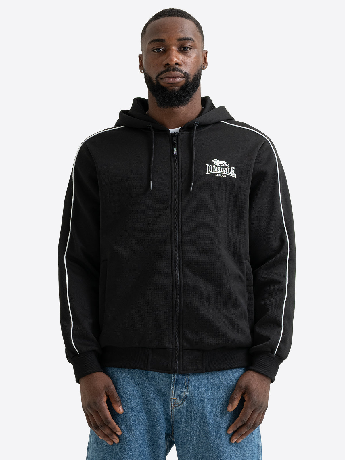 Schwarze Lonsdale Herren-Kapuzensweatjacke mit Reissverschluss, Logo-Stickerei und weissen Paspeln an den Ärmeln.