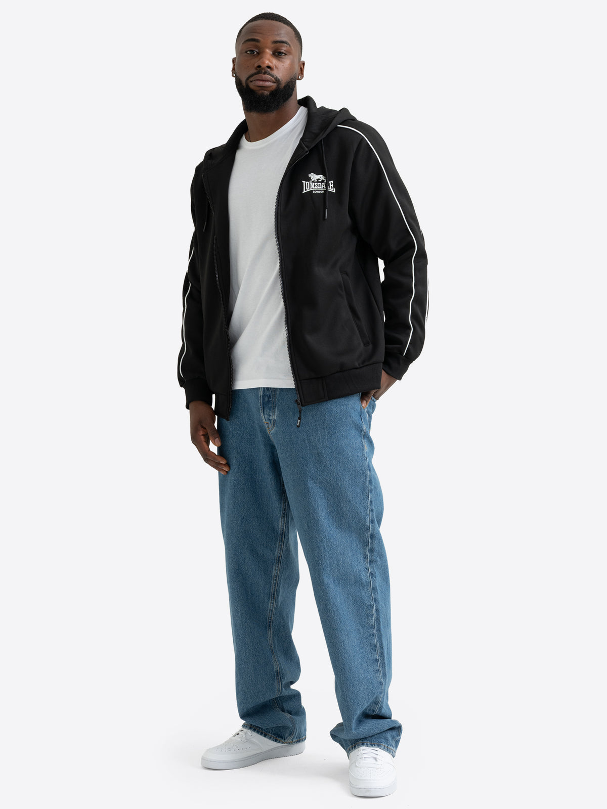Schwarze Lonsdale Herren-Kapuzensweatjacke mit Reissverschluss, Logo-Stickerei und weissen Paspeln an den Ärmeln.