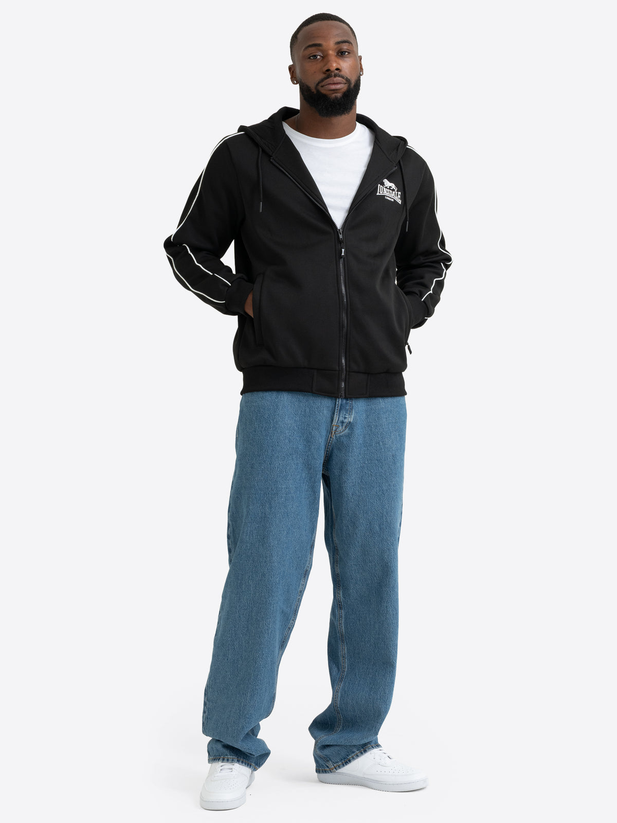 Schwarze Lonsdale Herren-Kapuzensweatjacke mit Reissverschluss, Logo-Stickerei und weissen Paspeln an den Ärmeln.