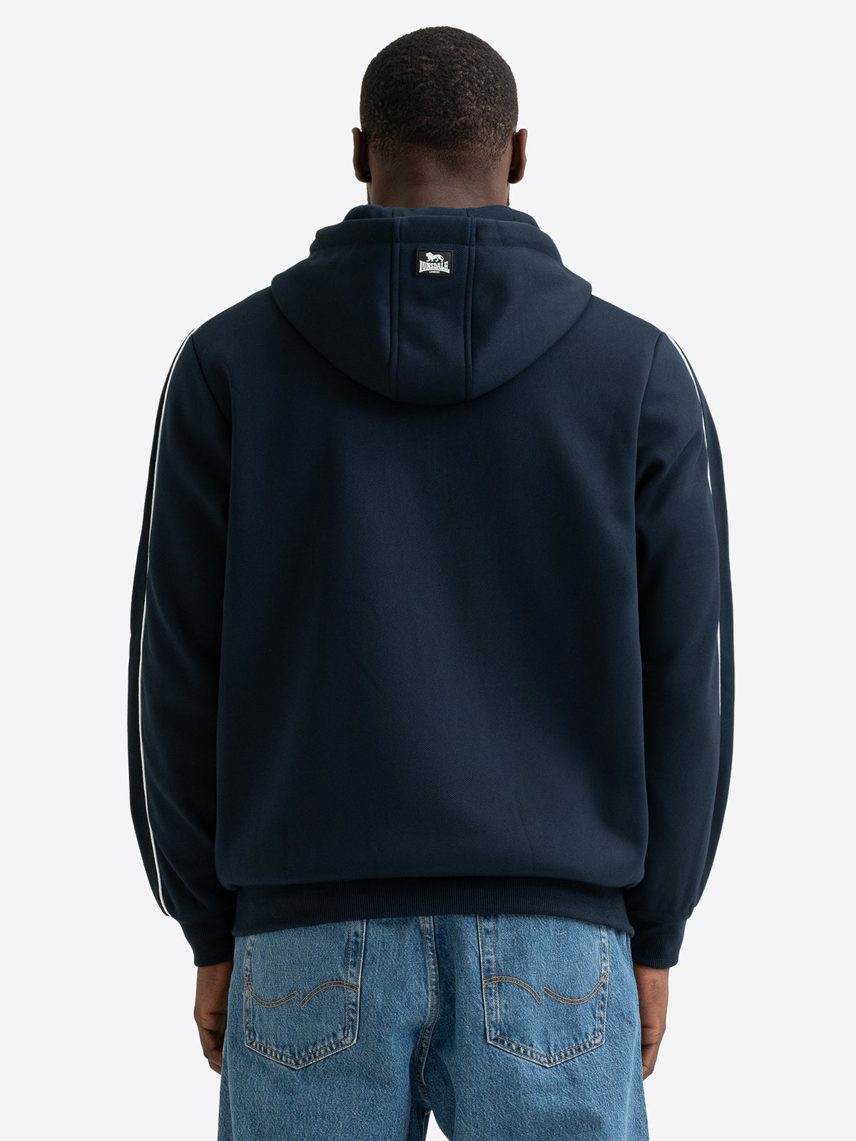 Rückansicht der Lonsdale Herren-Kapuzensweatjacke in Dark Navy mit 3D-Badge auf der Kapuze und weissen Paspeln.
