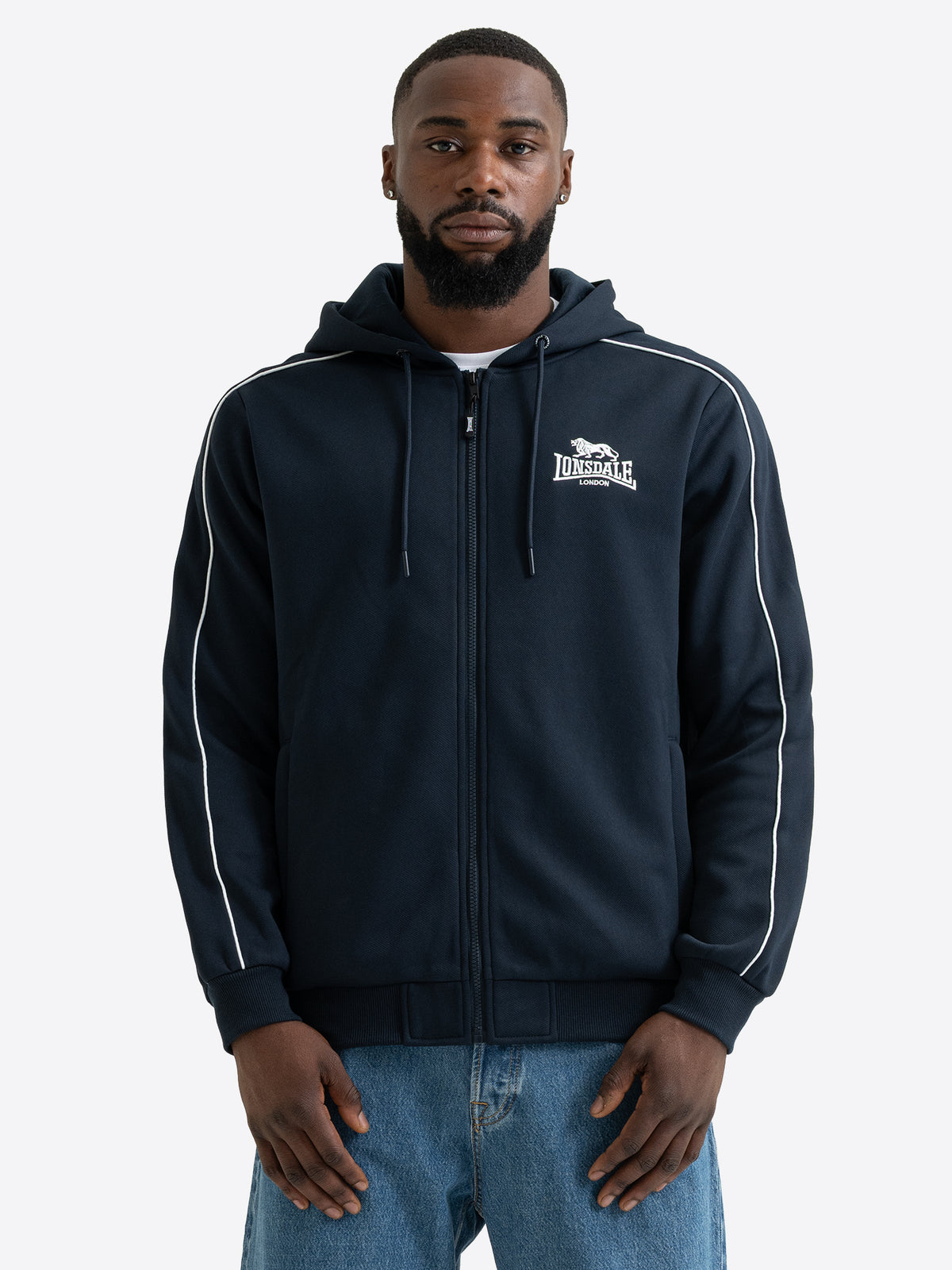 Schwarze Lonsdale Herren-Kapuzensweatjacke mit Reissverschluss, Logo-Stickerei und weissen Paspeln an den Ärmeln.