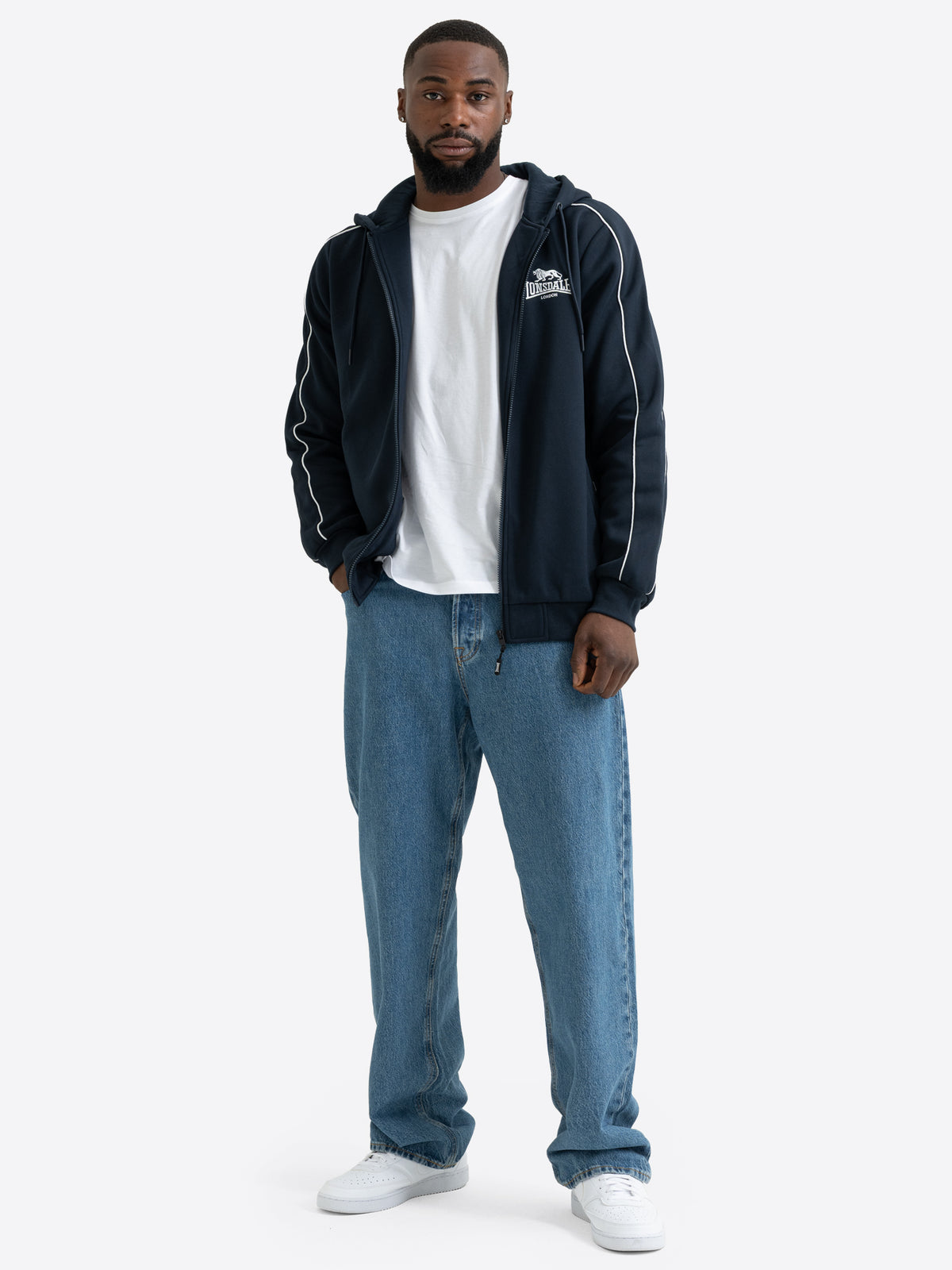 Lonsdale Herren-Kapuzensweatjacke in Dark Navy mit Reissverschluss, Logo-Stickerei und weissen Paspeln.
