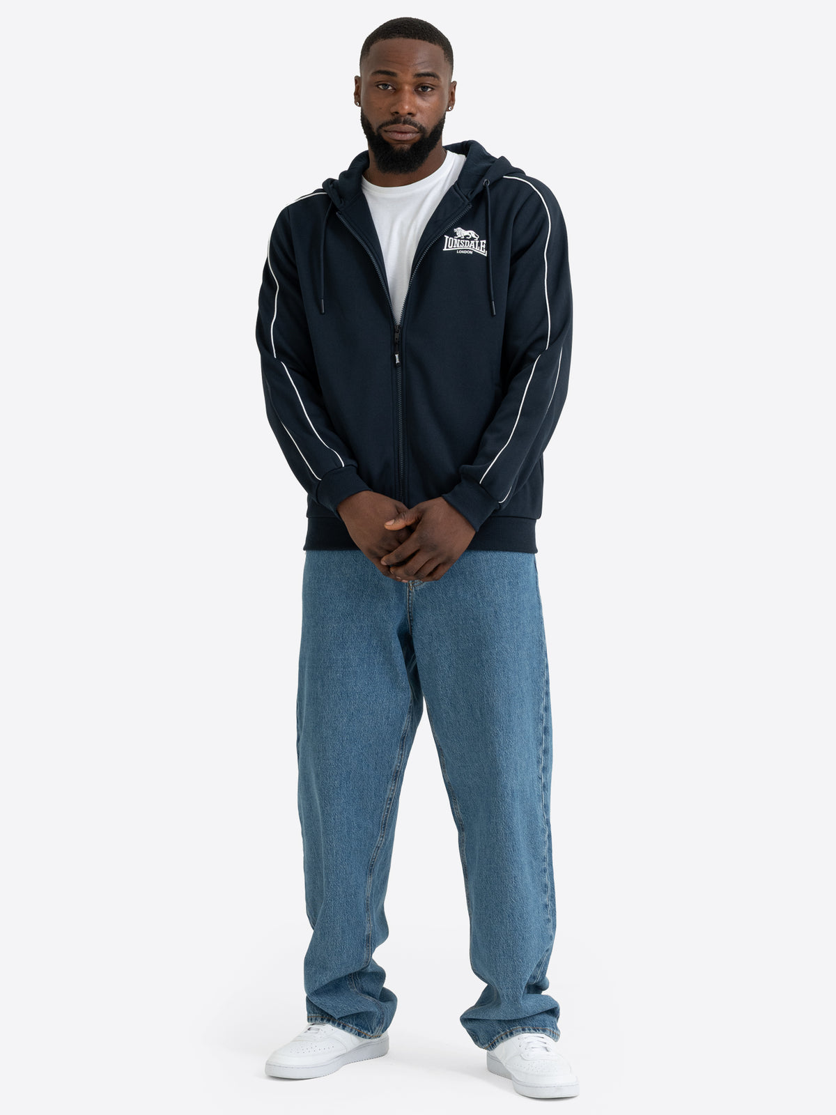 Lonsdale Herren-Kapuzensweatjacke in Dark Navy mit Reissverschluss, Logo-Stickerei und weissen Paspeln.
