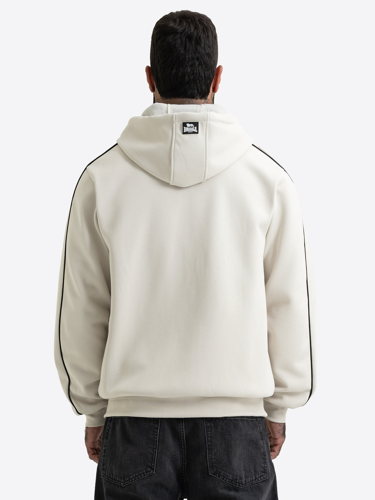 Rückansicht der Lonsdale Herren-Kapuzensweatjacke in Off-White mit 3D-Badge auf der Kapuze und schwarzen Paspeln.
