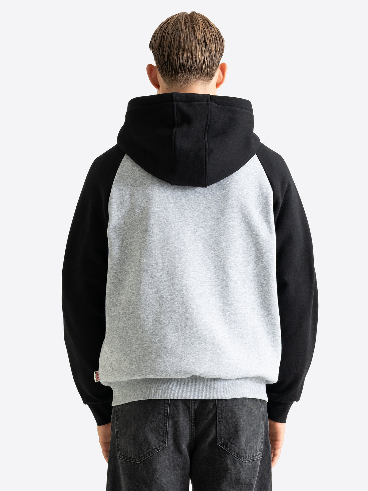 Rückansicht der Lonsdale Herren Kapuzensweatjacke in Grau und Schwarz.