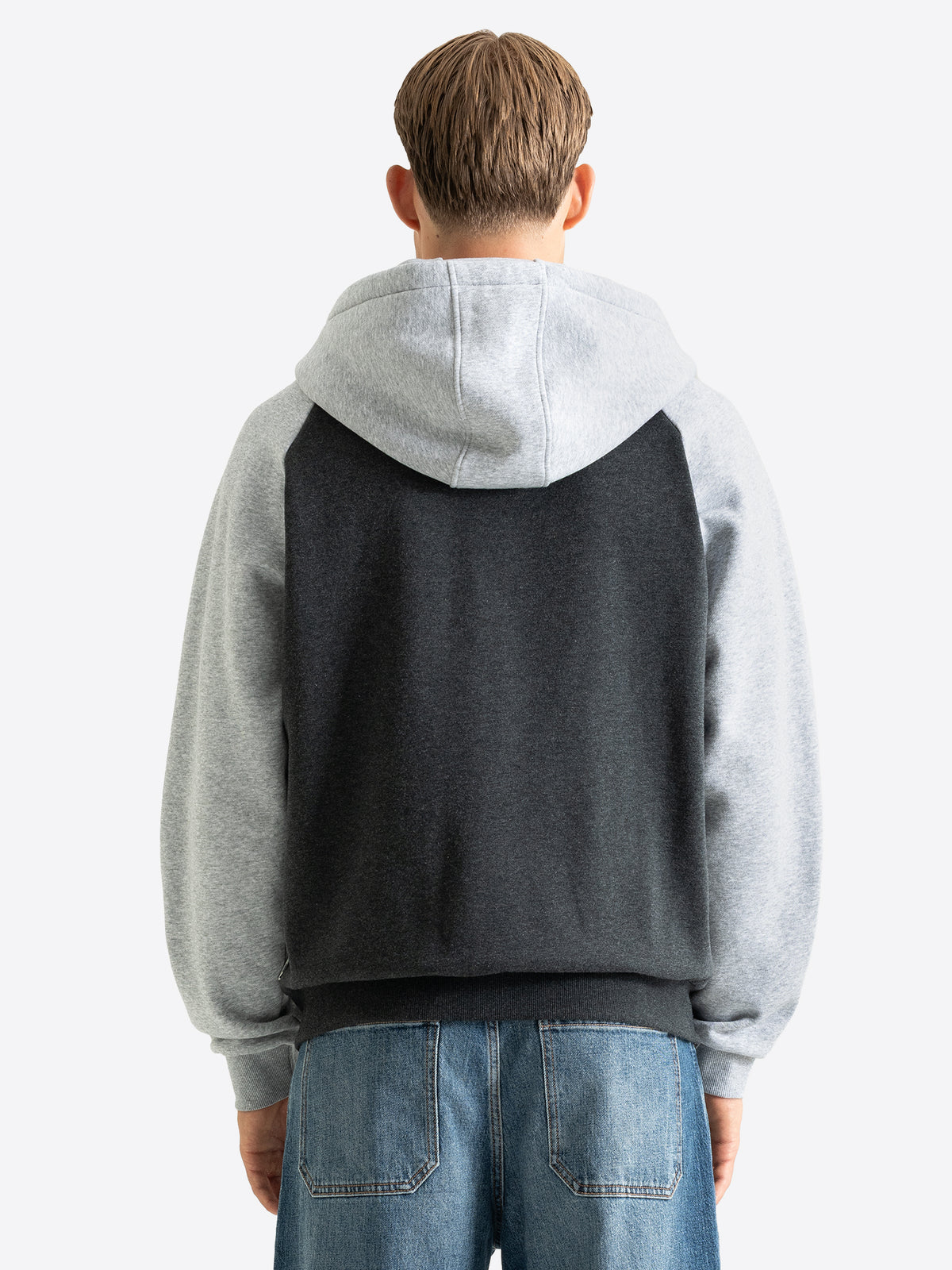 Rückansicht der Lonsdale Herren Kapuzensweatjacke in Anthrazit und Grau.