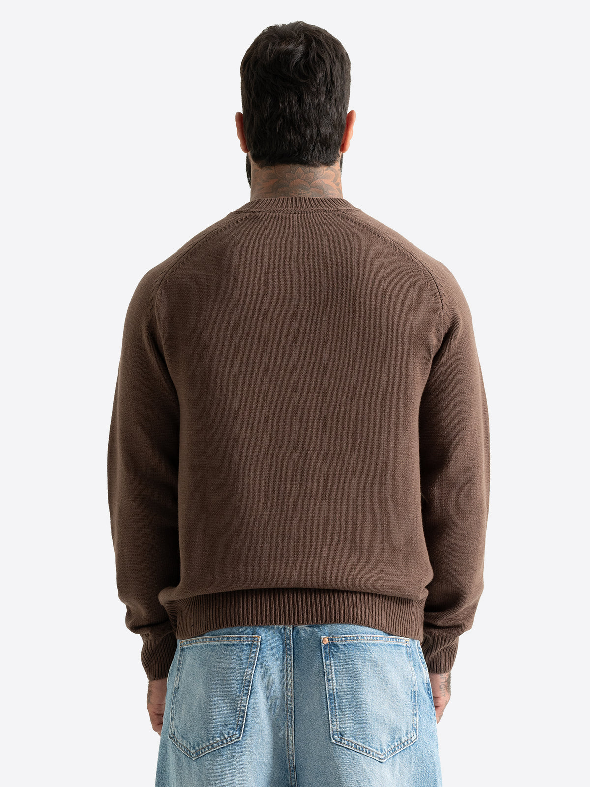 Rückenansicht des braunen Lonsdale Herren Strickpullovers