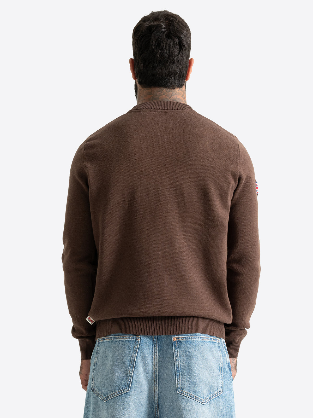Rückenansicht des braunen Lonsdale Herren Strickpullovers
