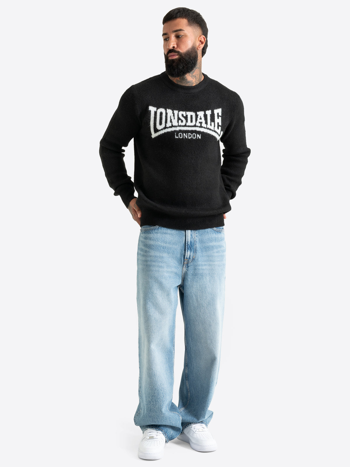 Lonsdale Herren Strickpullover in Schwarz mit weissem Jacquard-Logo.