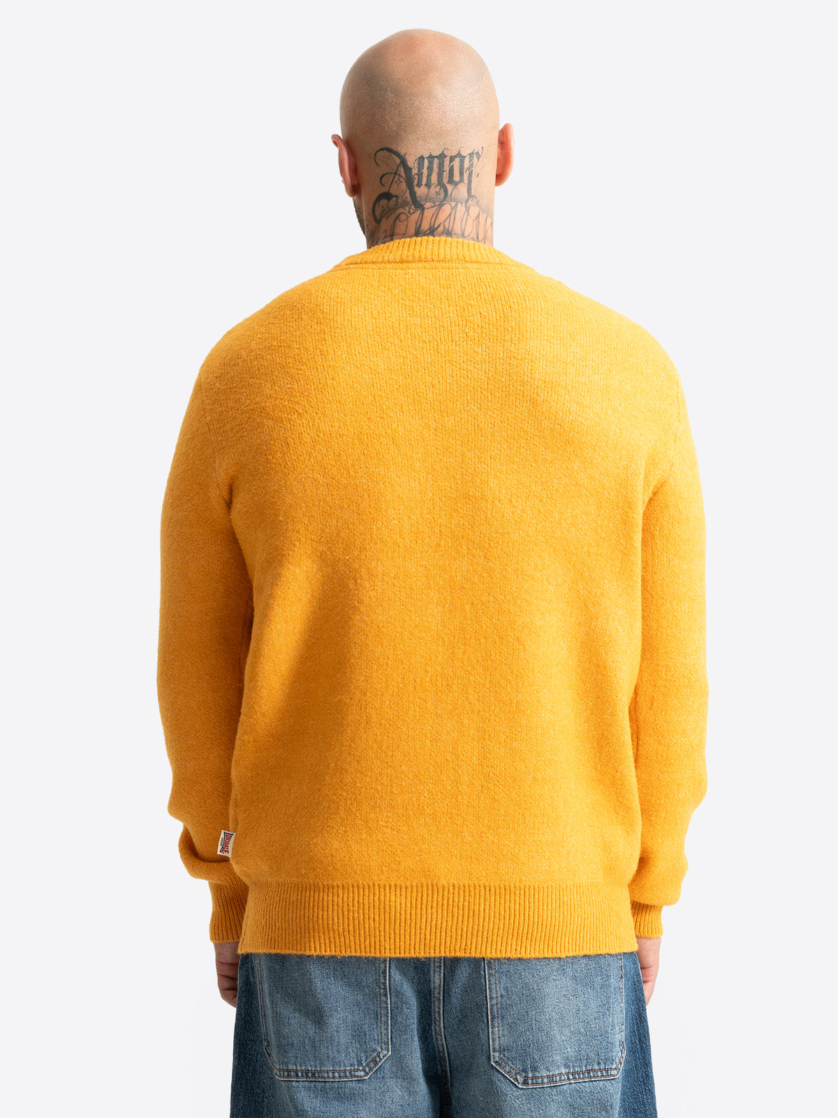 Rückansicht vom senfgelben Lonsdale Herren Strickpullover im Regular Fit.