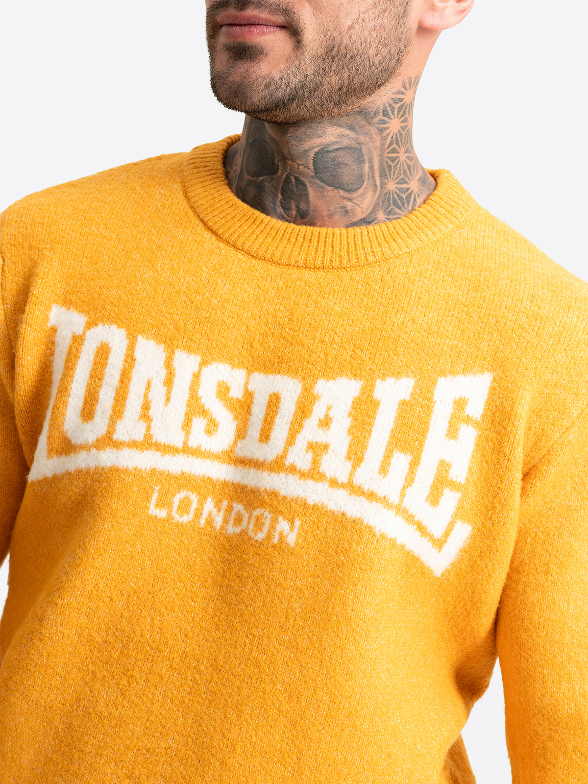 Lonsdale Herren Strickpullover in Senfgelb mit weissem Jacquard-Logo.