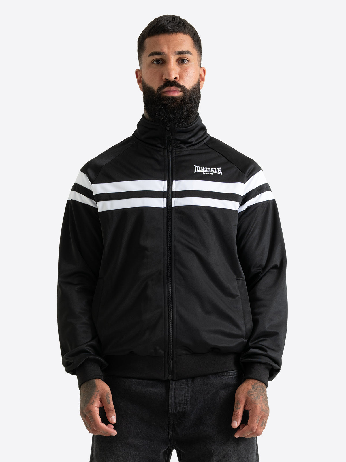Schwarze Lonsdale Herren-Trainingsjacke in normaler Passform mit Reissverschluss, gesticktem Logo und weissen Kontraststreifen.
