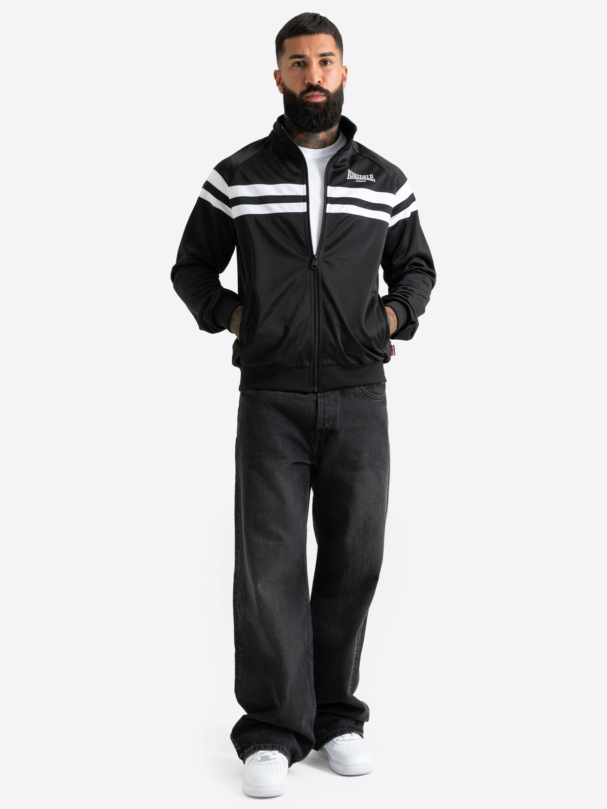 Schwarze Lonsdale Herren-Trainingsjacke in normaler Passform mit Reissverschluss, gesticktem Logo und weissen Kontraststreifen.
