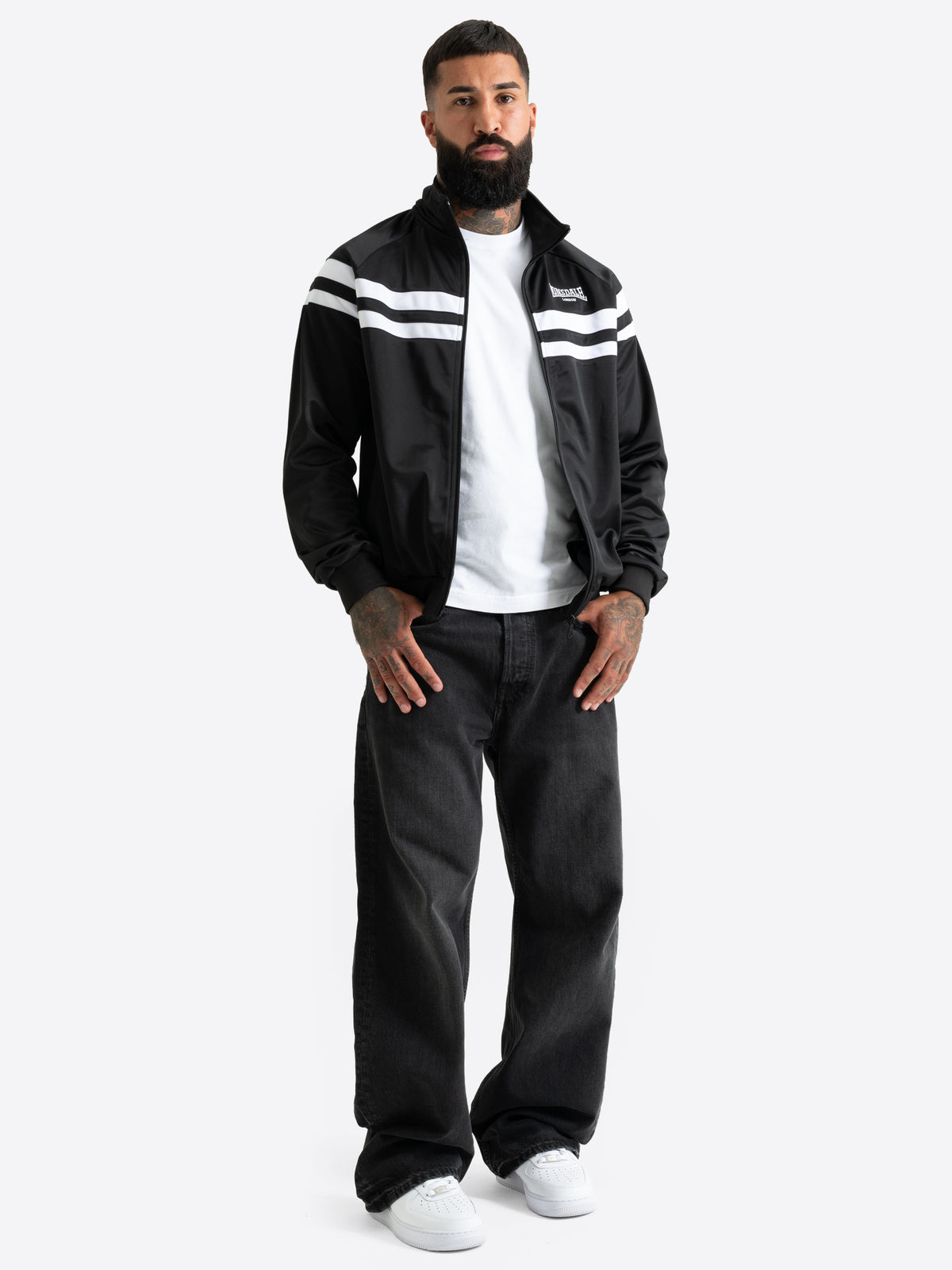 Schwarze Lonsdale Herren-Trainingsjacke in normaler Passform mit Reissverschluss, gesticktem Logo und weissen Kontraststreifen.
