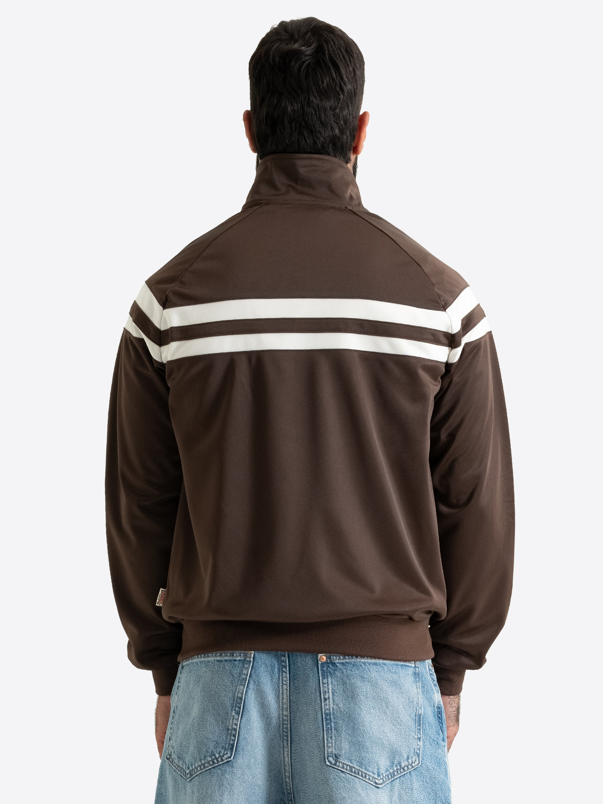 Rückansicht der braunen Lonsdale Herren-Trainingsjacke mit Raglanärmeln und durchgehenden weissen Kontraststreifen.
