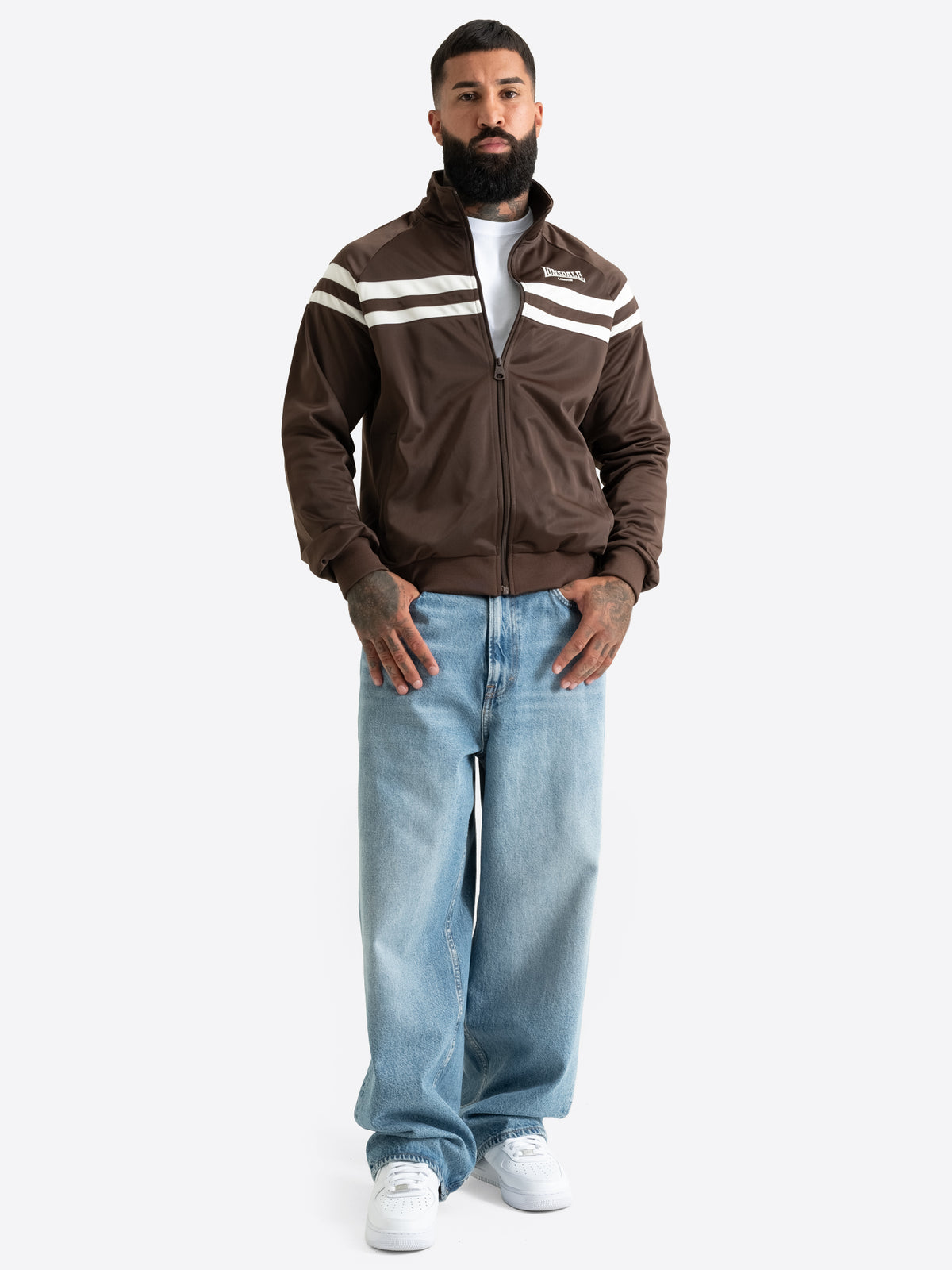 Braune Lonsdale Herren-Trainingsjacke mit Reissverschluss, gesticktem Logo und weissen Kontraststreifen.
