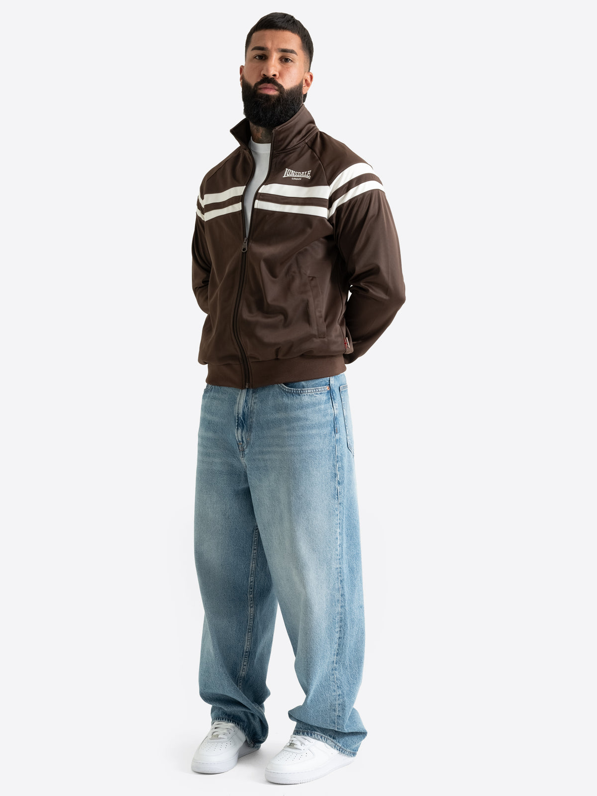Braune Lonsdale Herren-Trainingsjacke mit Reissverschluss, gesticktem Logo und weissen Kontraststreifen.
