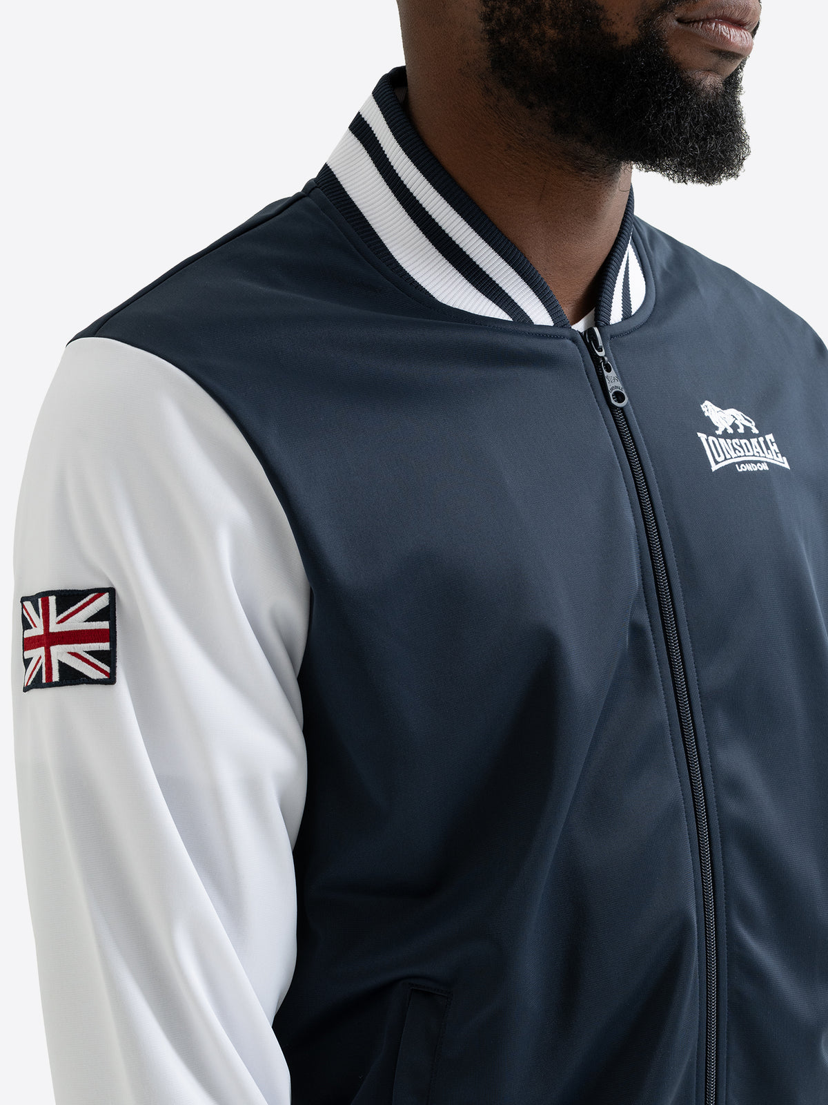 Detailansicht Lonsdale Herren Trainingsjacke in Darknavy mit Logo und Union Jack Stickerei