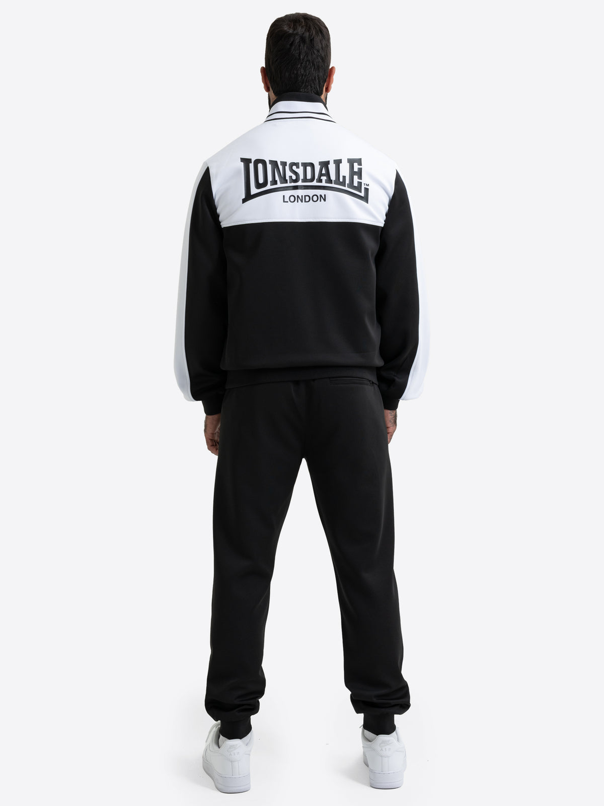 Rückansicht des Lonsdale Herren-Jogginganzugs in Schwarz-Weiss mit Logo-Print.