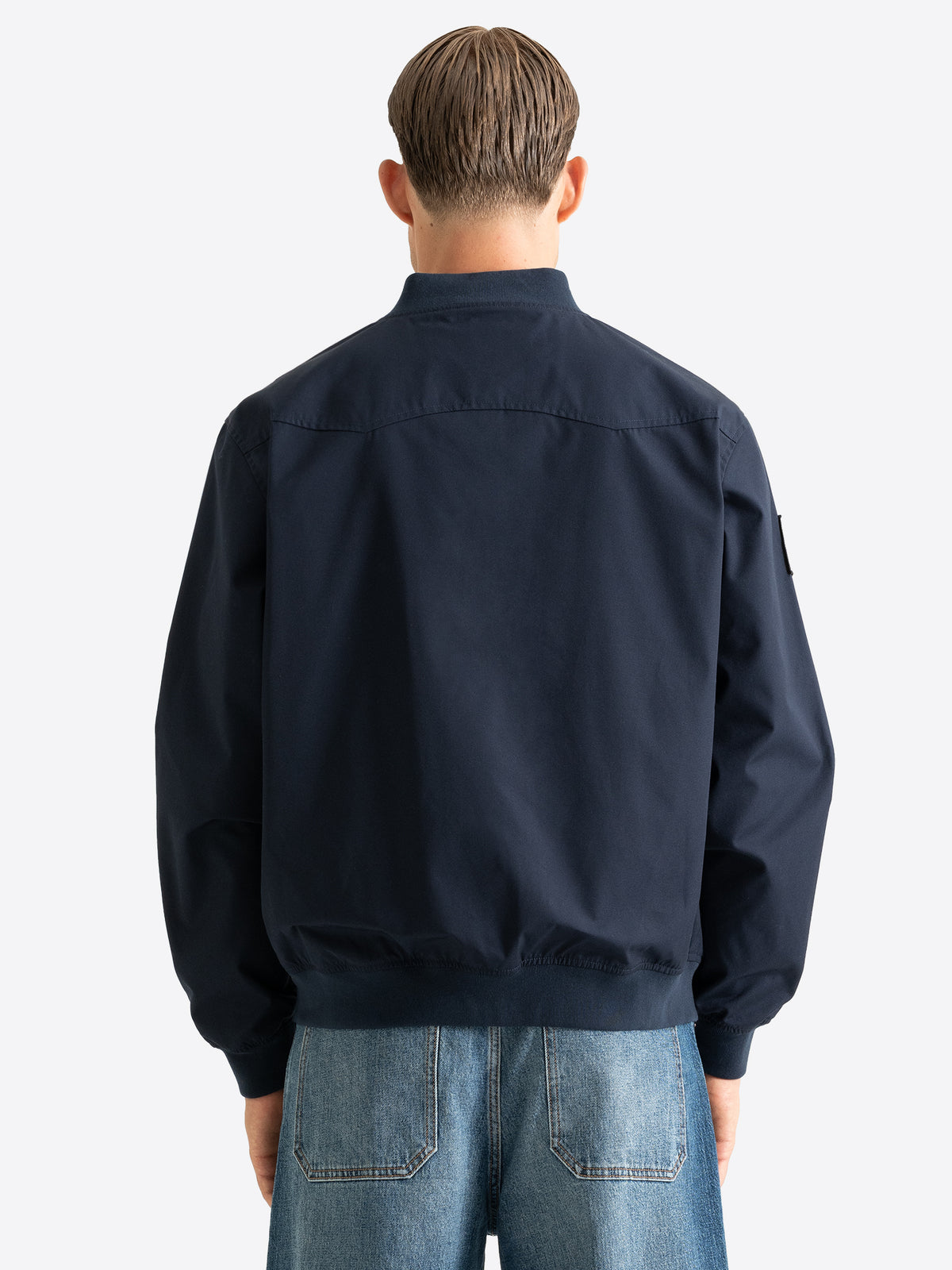 Rueckansicht der Lonsdale Herren Bomberjacke in Darknavy mit elastischem Bund
