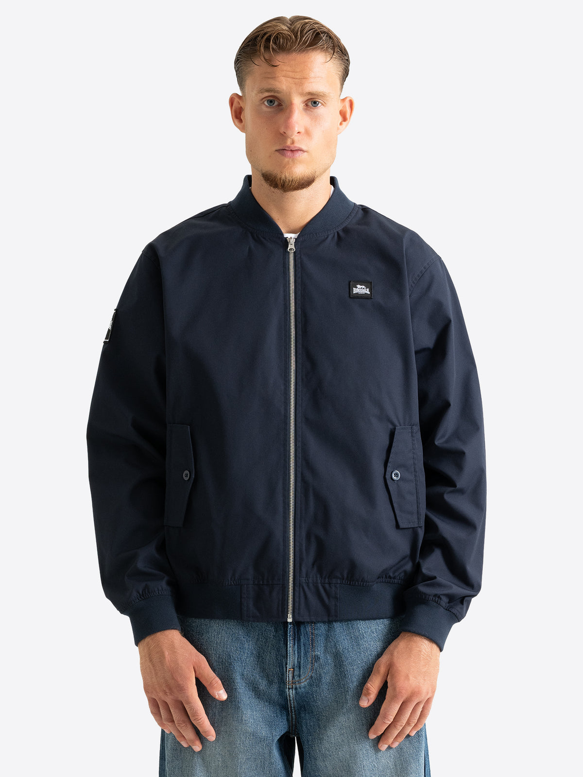 Lonsdale Herren Bomberjacke in Darknavy mit durchgehendem Reissverschluss und kleinem Logo Patch