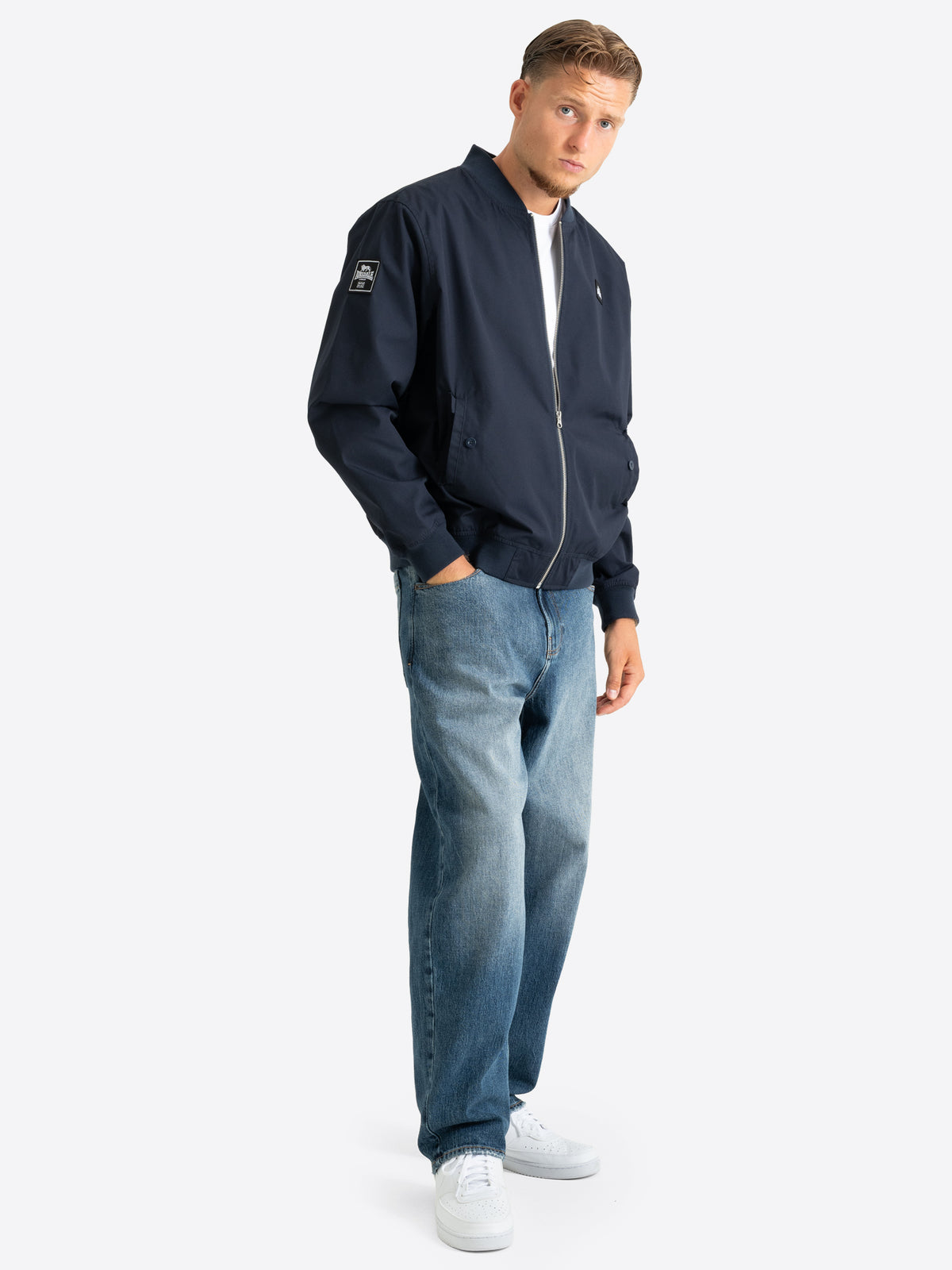 Lonsdale Herren Bomberjacke in Darknavy mit durchgehendem Reissverschluss und kleinem Logo Patch