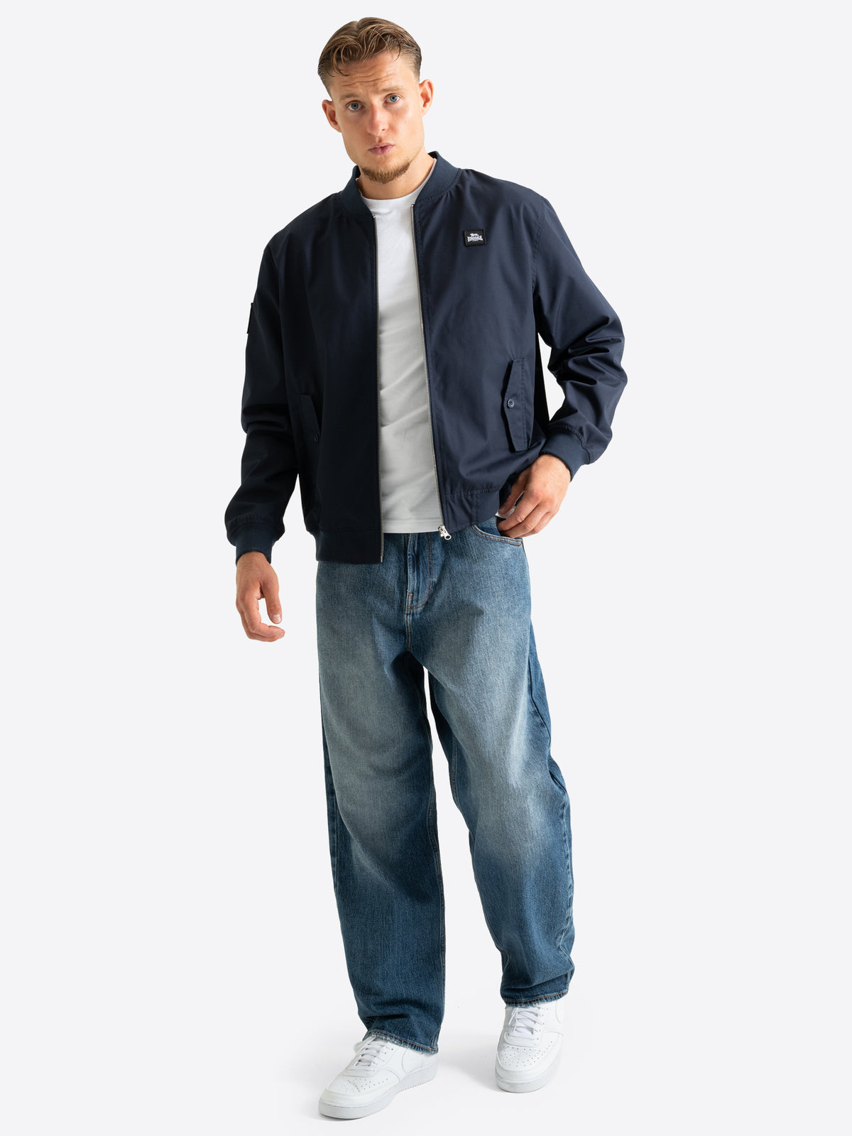 Lonsdale Herren Bomberjacke in Darknavy mit durchgehendem Reissverschluss und kleinem Logo Patch
