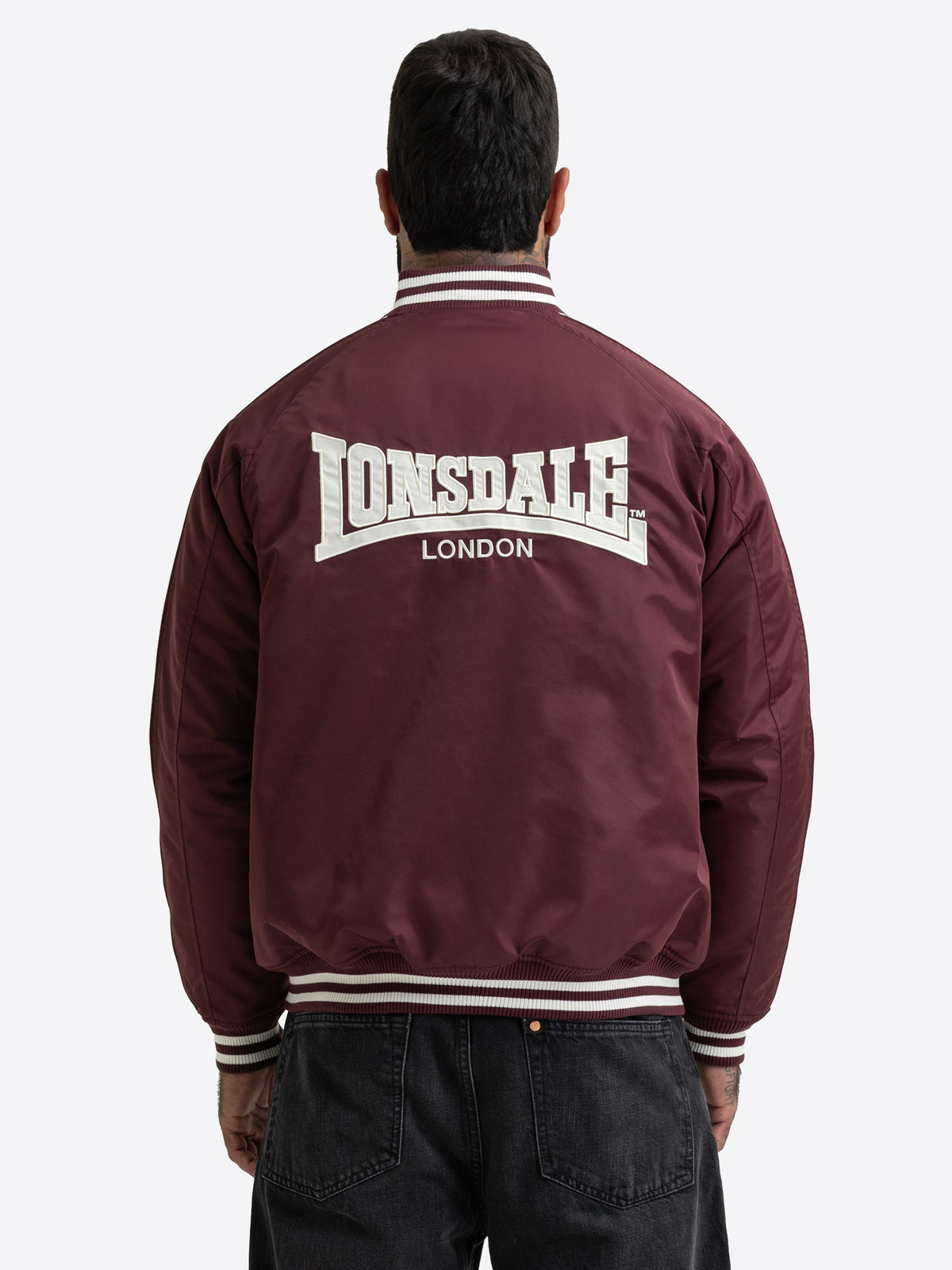 Rückansicht der Lonsdale Herren-Collegejacke in Oxblood mit grossem weissem Logo-Schriftzug hinten