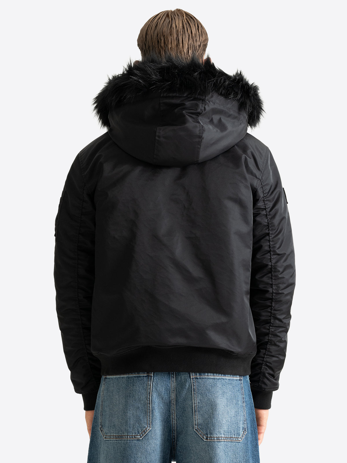 Rückansicht der schwarzen Lonsdale Herren-Winterjacke mit großer Kunstfell-Kapuze.