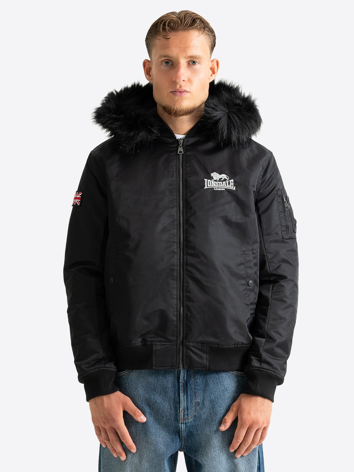 Schwarze Lonsdale Herren-Winterjacke in sportlicher Slim-Fit Passform mit Fellkapuze.