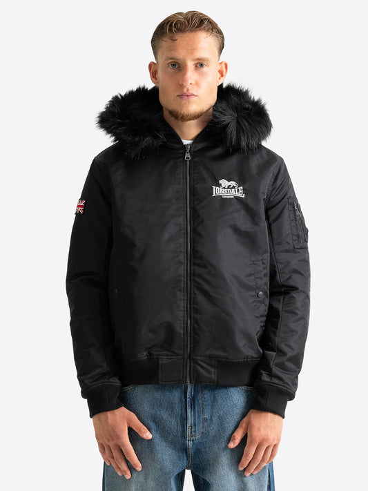 Schwarze Lonsdale Herren-Winterjacke in sportlicher Slim-Fit Passform mit Fellkapuze.