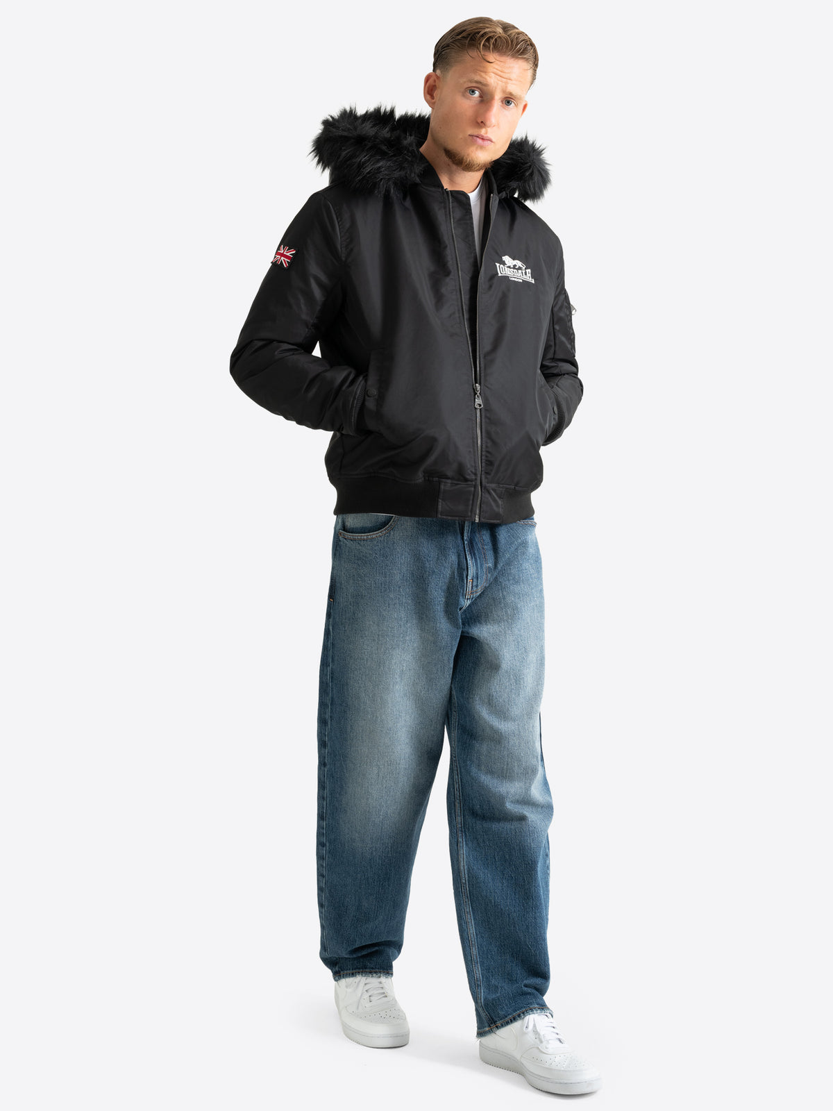 Schwarze Lonsdale Herren-Winterjacke in sportlicher Slim-Fit Passform mit Fellkapuze.