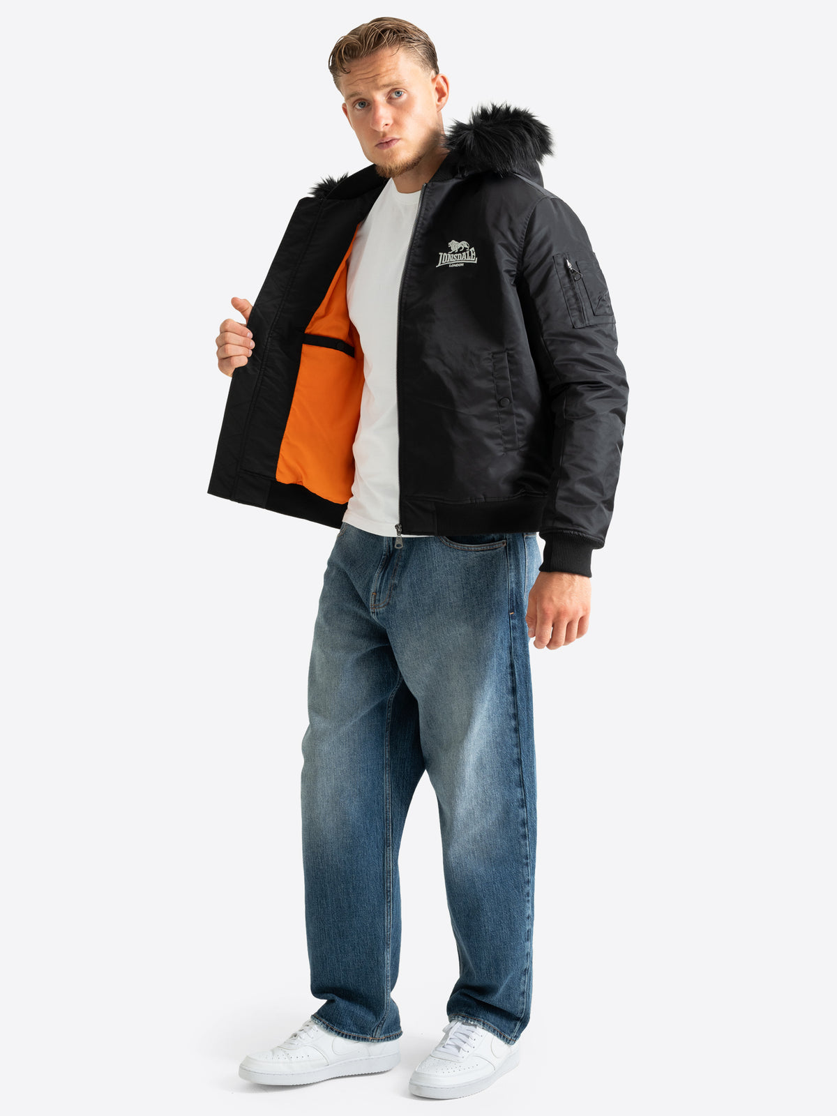 Schwarze Lonsdale Herren-Winterjacke in sportlicher Slim-Fit Passform mit Fellkapuze.