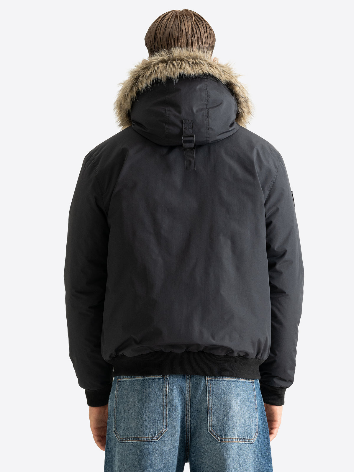 Rückansicht der schwarzen Lonsdale Herren-Winterjacke mit Kapuze