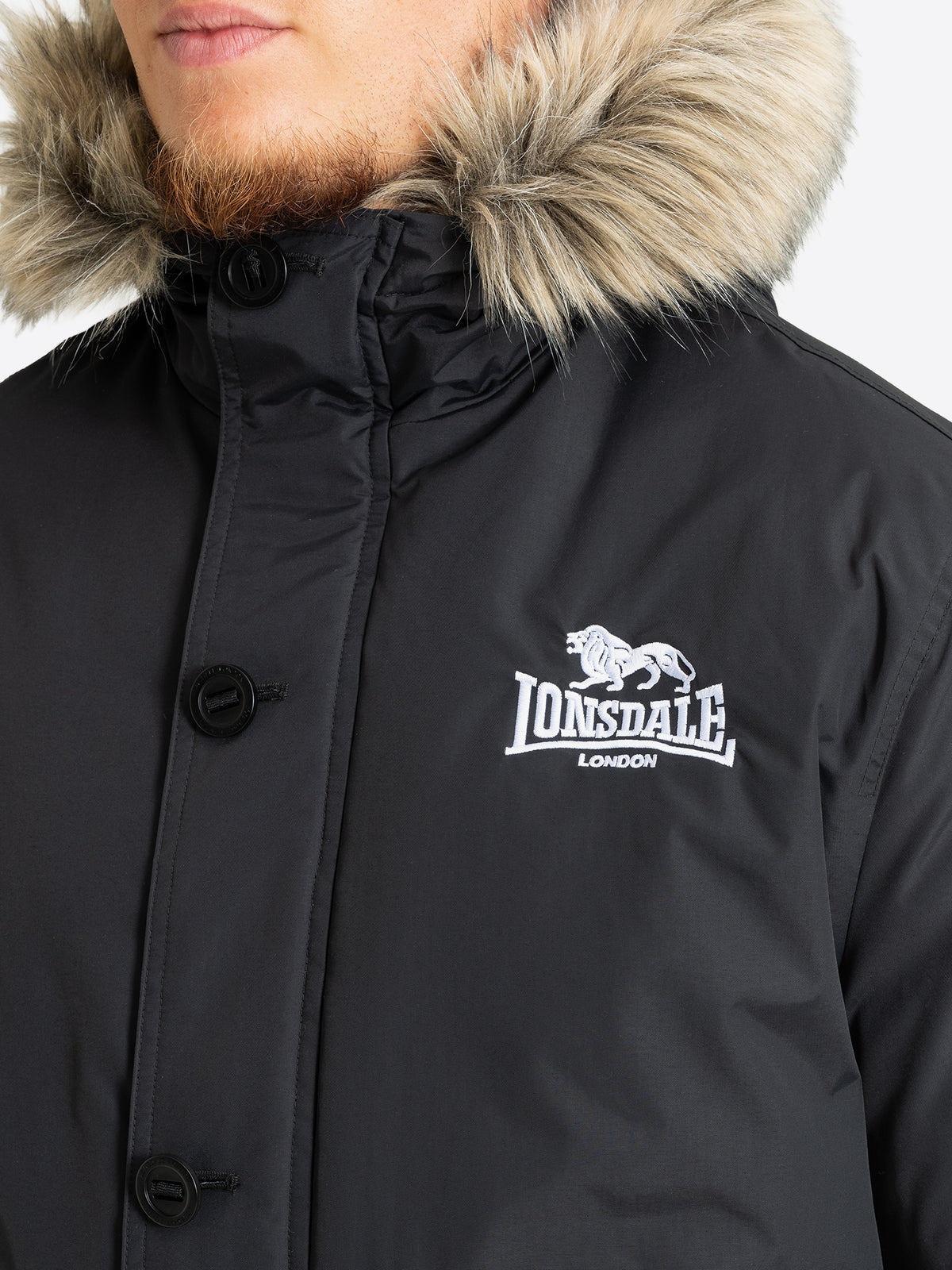 Detailansicht des Lonsdale London Logos auf der schwarzen Winterjacke
