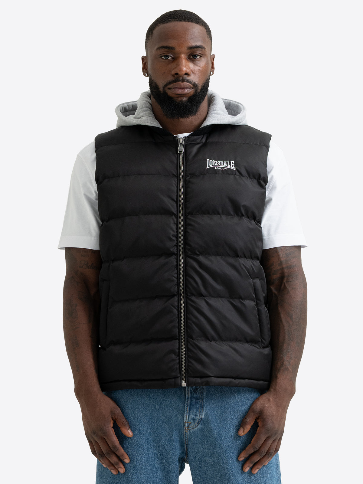 Schwarze Lonsdale Herren-Steppweste mit grauer Fleece-Kapuze und weissem Logo-Stick.