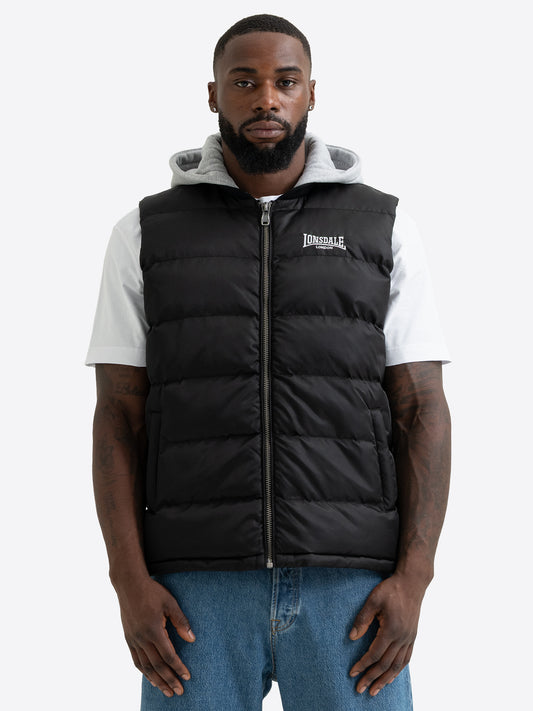 Schwarze Lonsdale Herren-Steppweste mit grauer Fleece-Kapuze und weissem Logo-Stick.