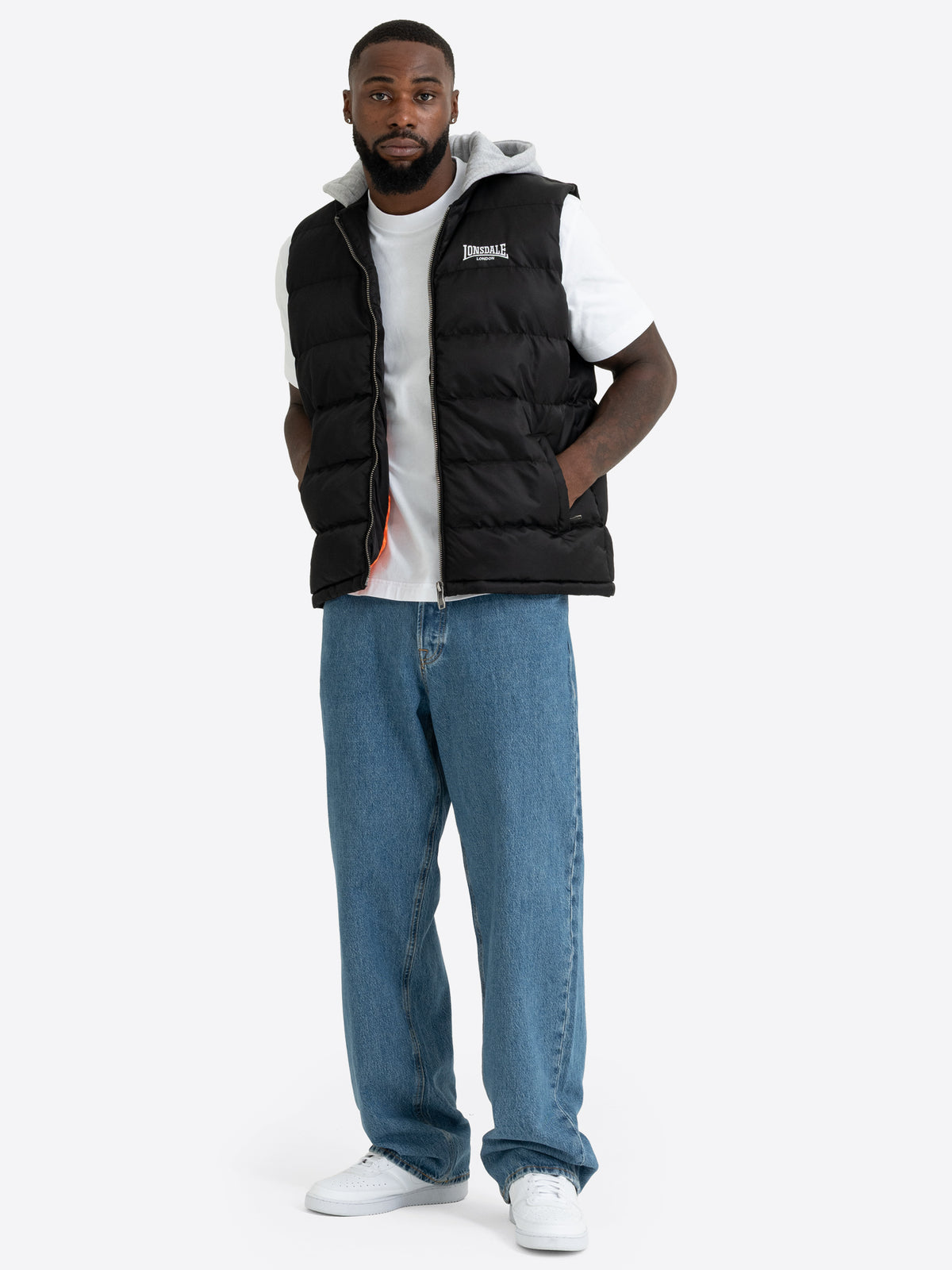 Schwarze Lonsdale Herren-Steppweste mit grauer Fleece-Kapuze und weissem Logo-Stick.