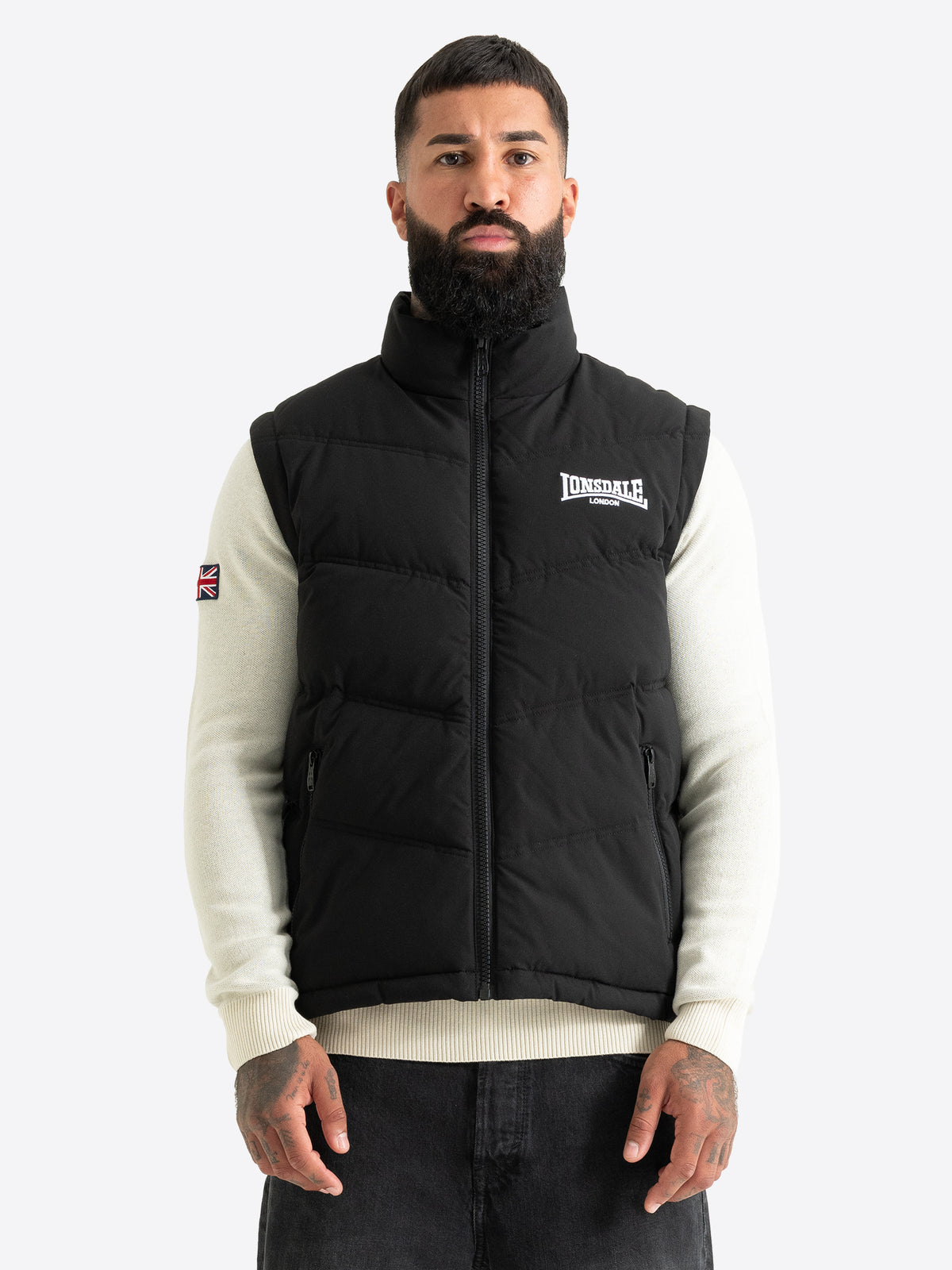 Schwarze Lonsdale Herren-Steppweste mit Stehkragen und weissem Logo-Stick auf der Brust.