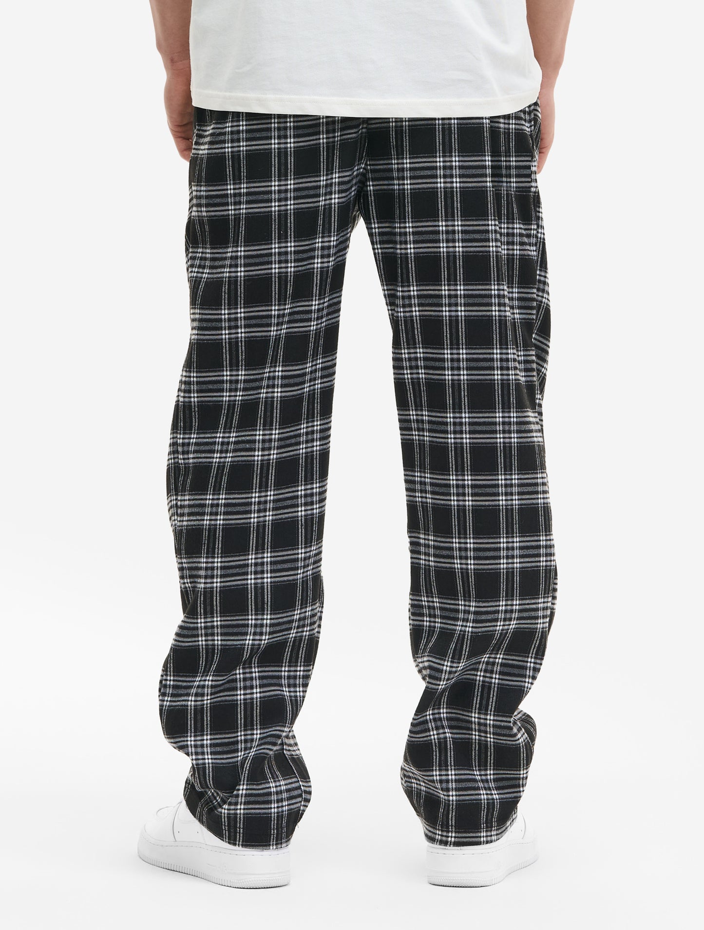 Rückseite der schwarz-karierten Lonsdale Hose in normaler Passform.
