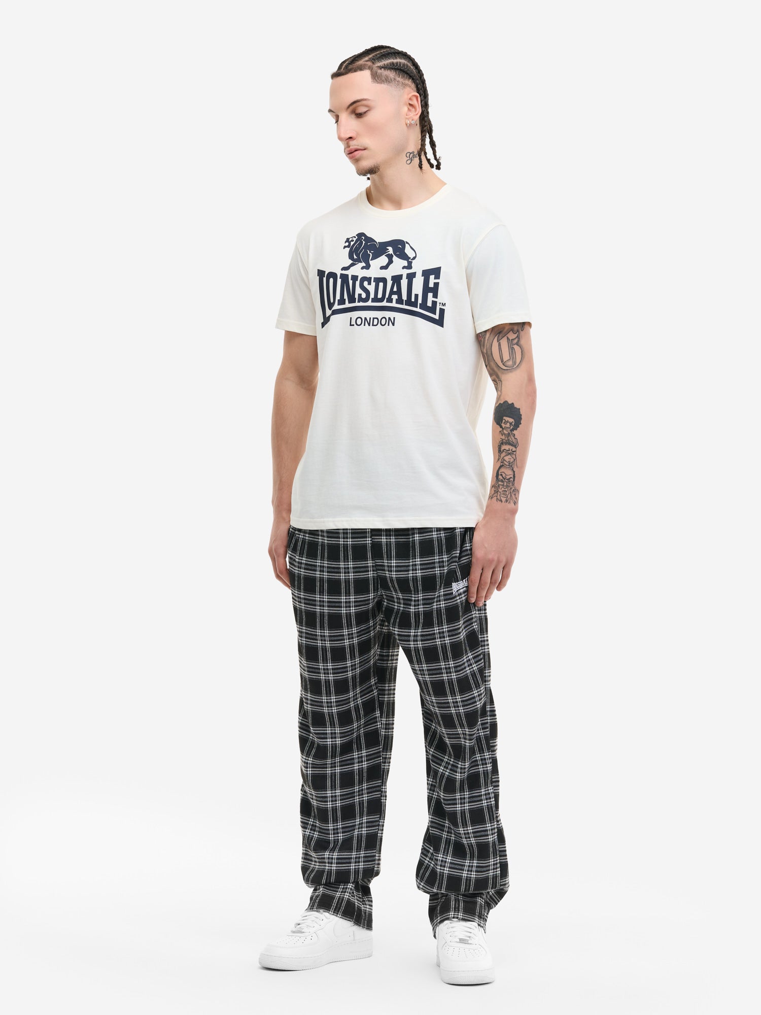 Karierte Lonsdale Herren-Hose in Schwarz-Tartan mit Logo-Print am Bein.