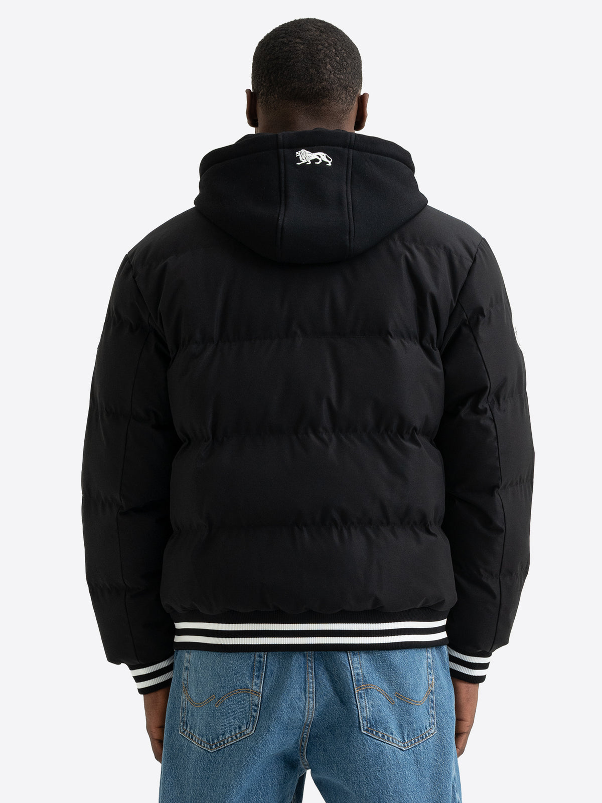 Rückansicht der schwarzen Lonsdale Herrenjacke mit weissem Löwen-Stick auf der Kapuze.